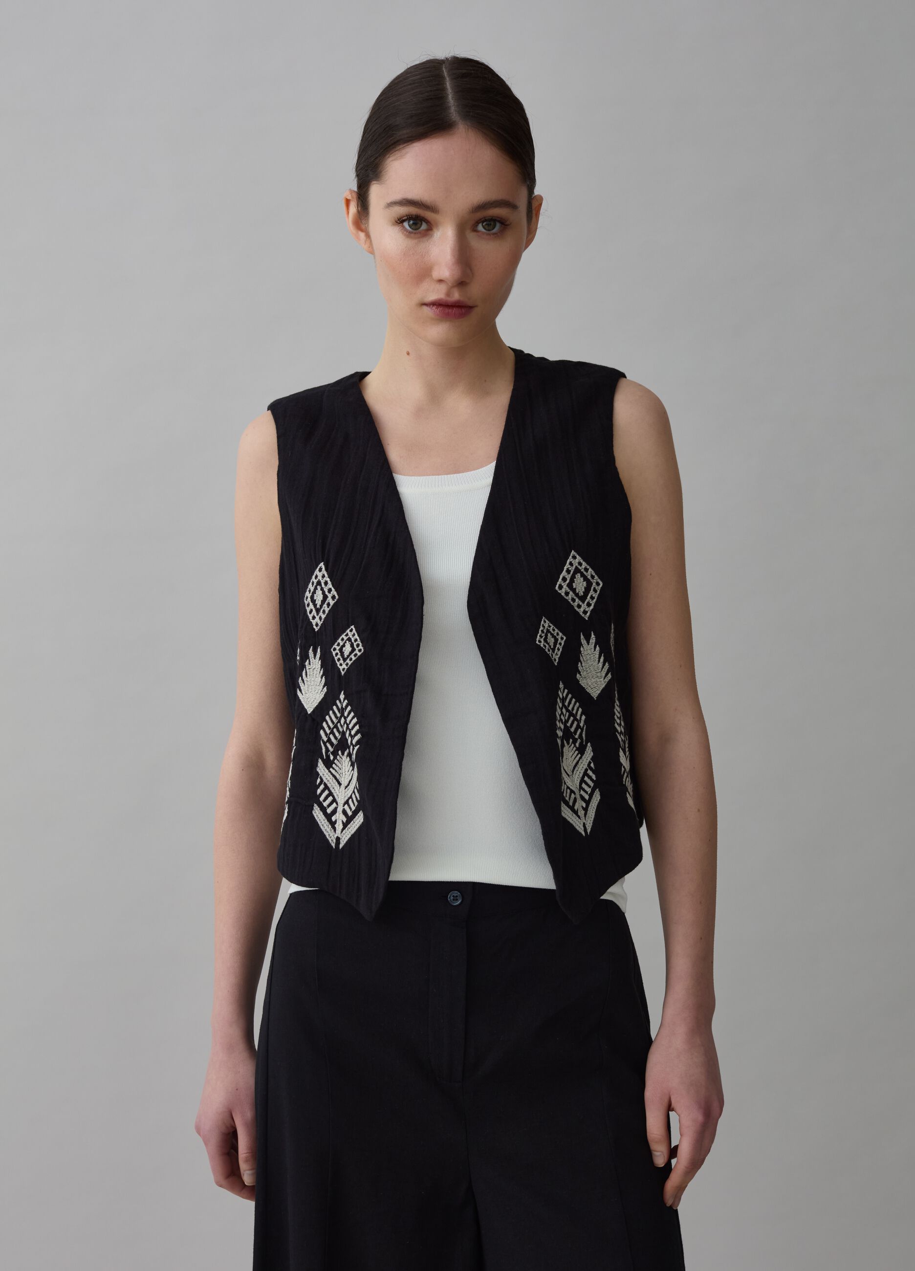 Open gilet with ethnic embroidery