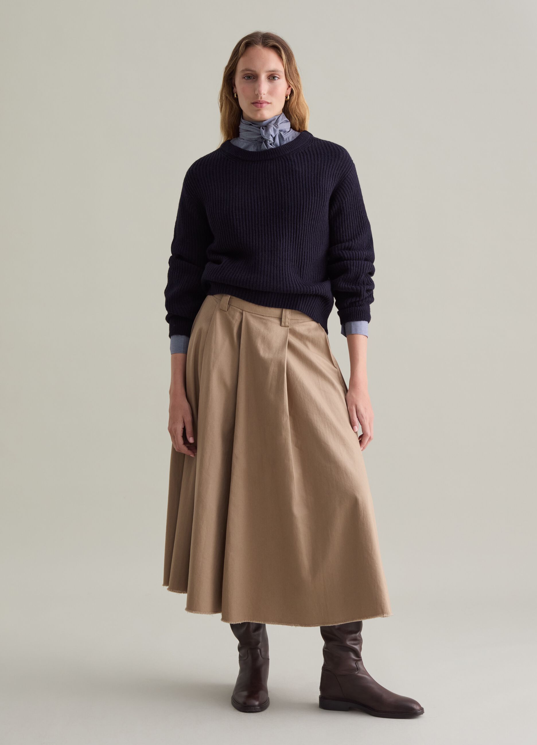 Ribbed pullover with round neckline