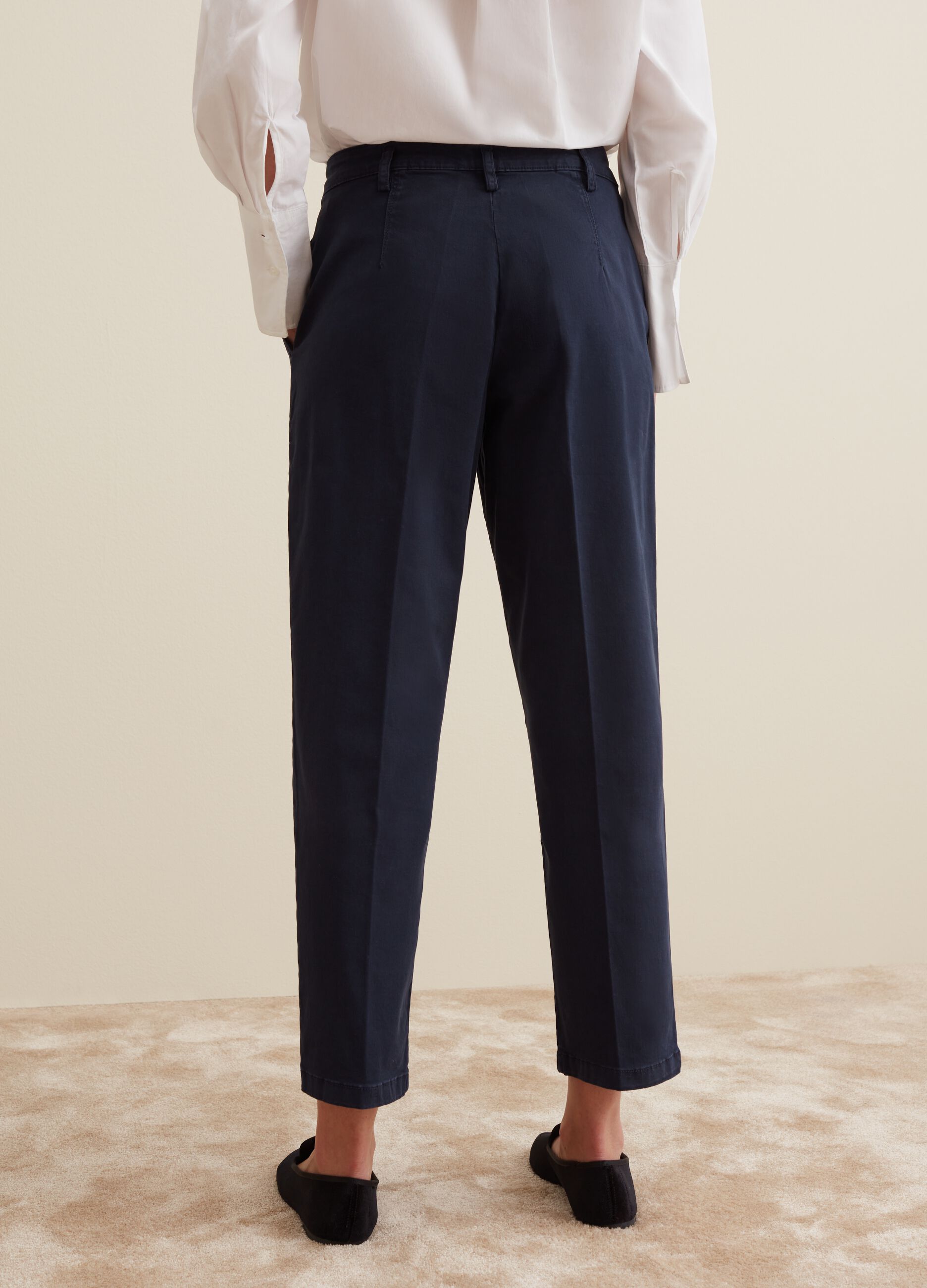 Cropped chino trousers with darts_2