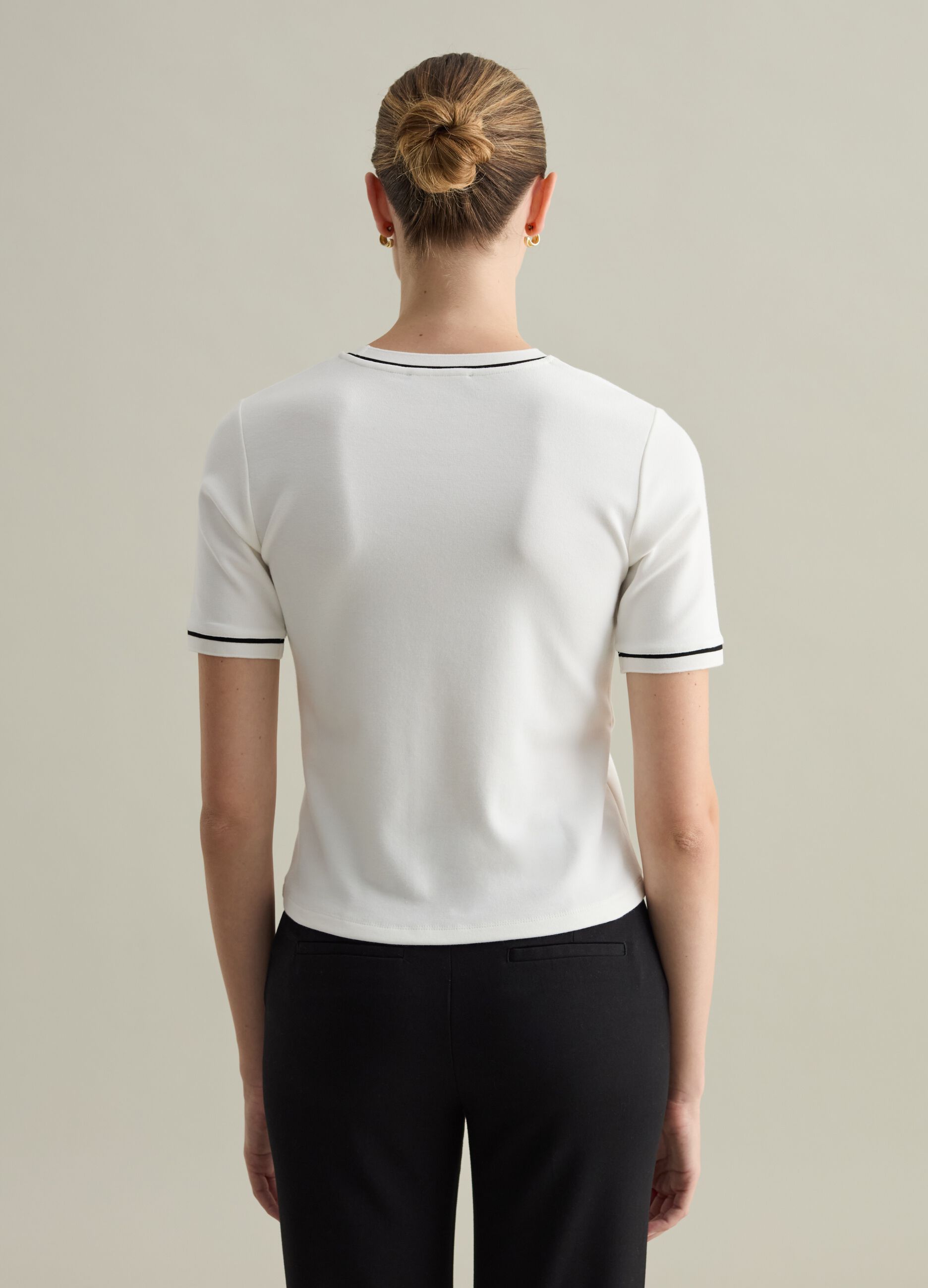 Contemporary T-shirt with contrasting piping_3