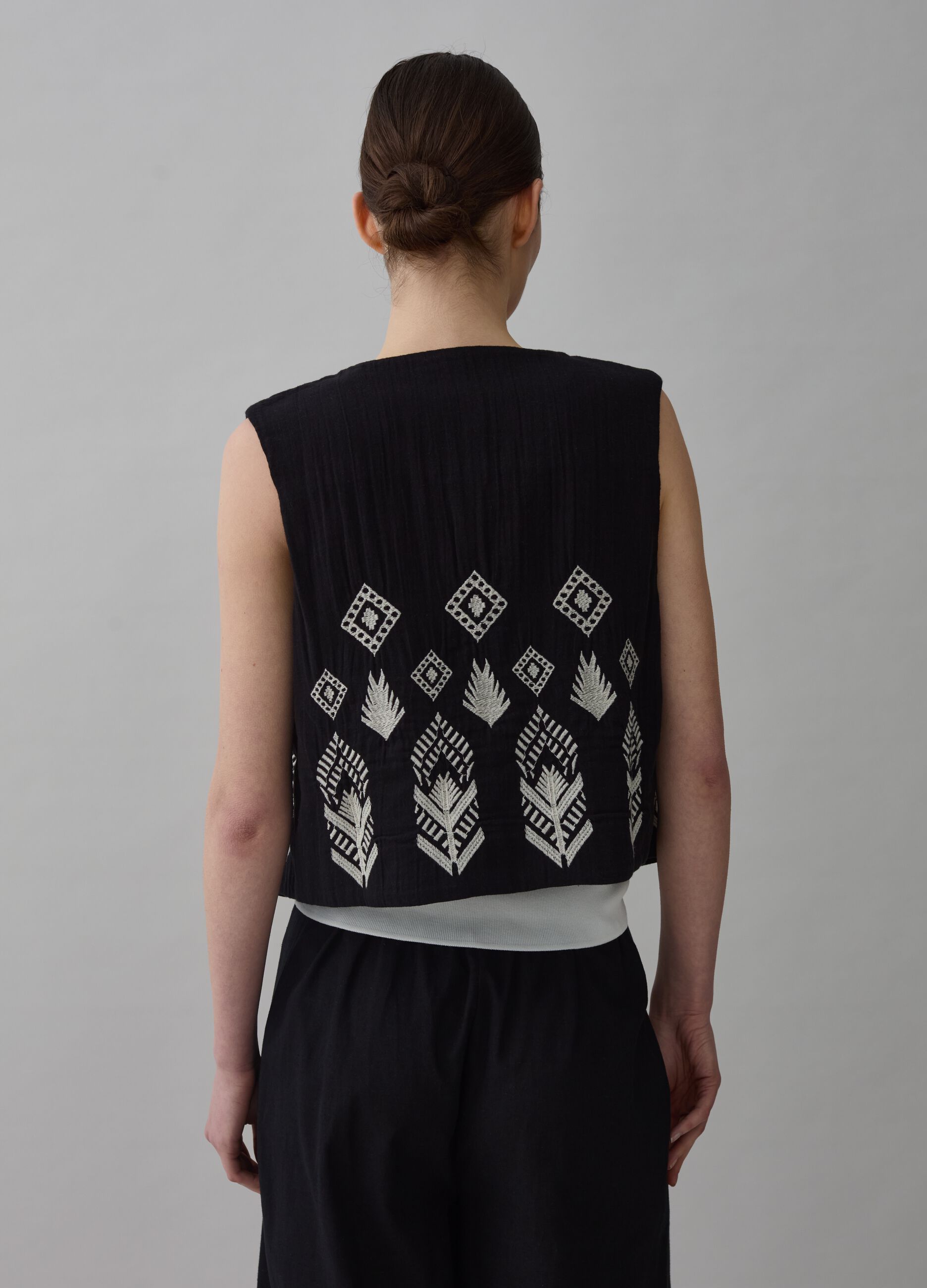 Open gilet with ethnic embroidery_2