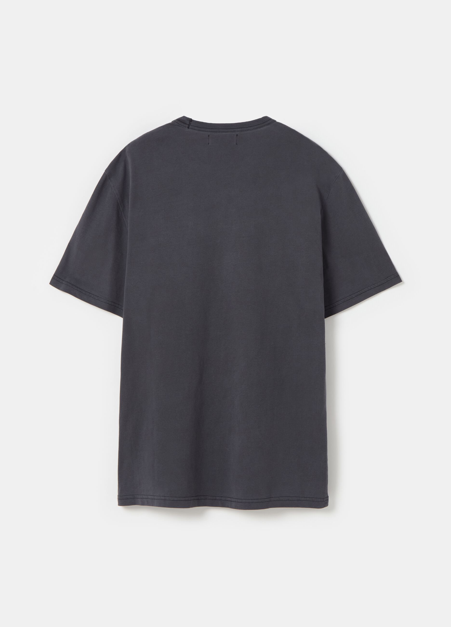 T-shirt with round neck and pocket_4