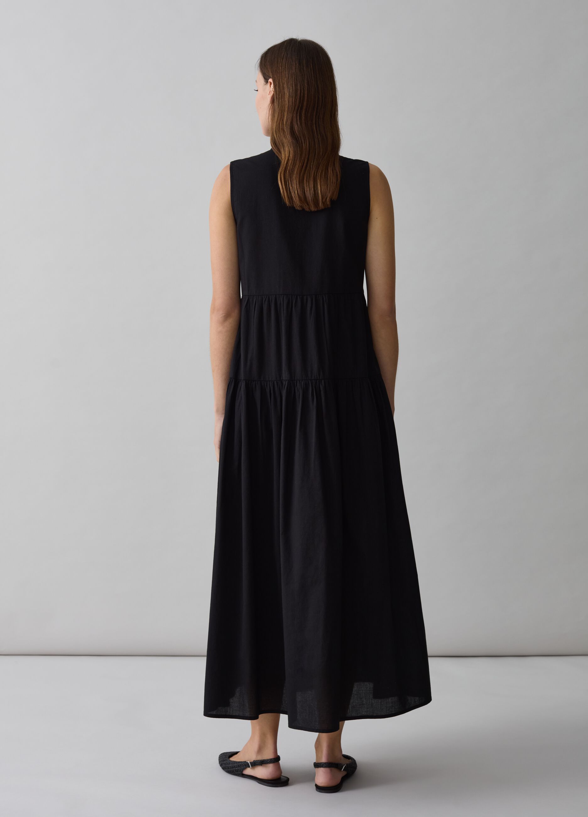 Long sleeveless dress with Mandarin collar