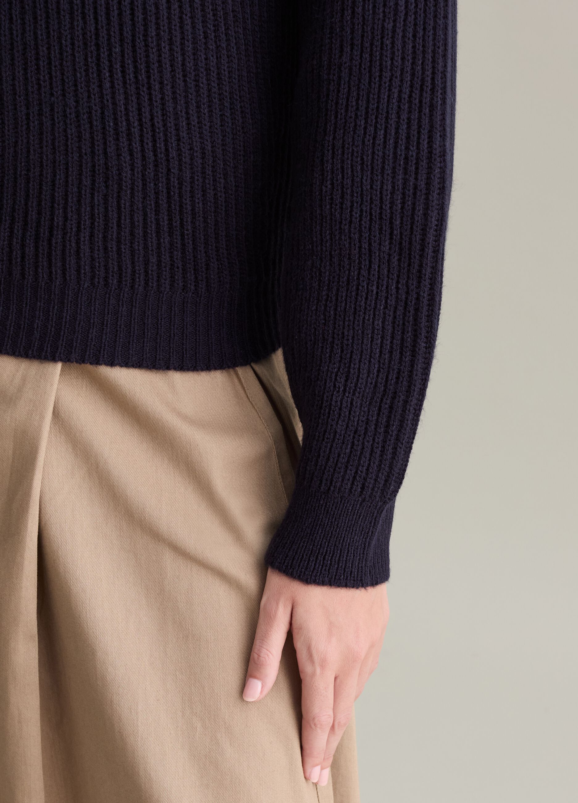 Ribbed pullover with round neckline_3