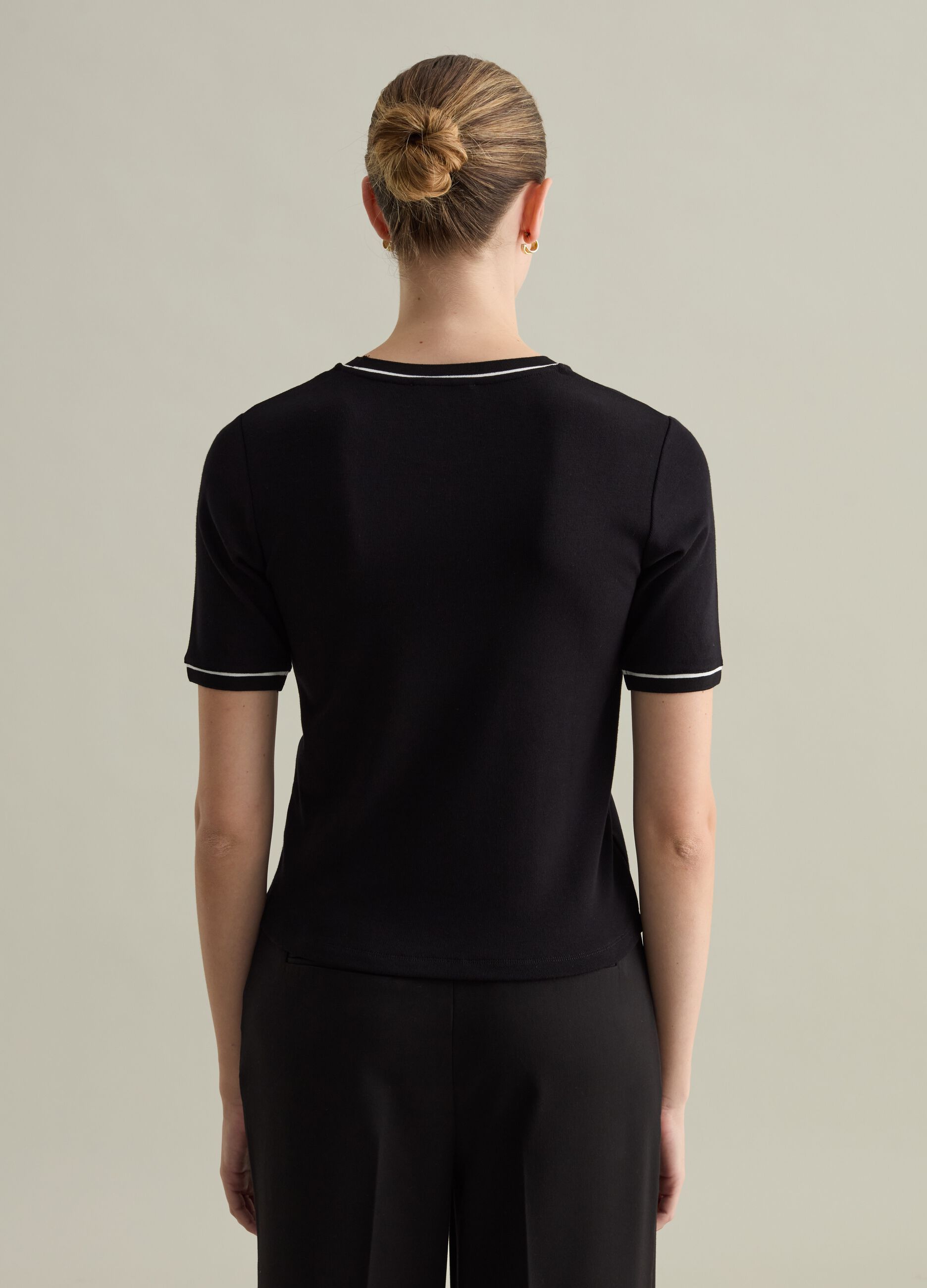 Contemporary T-shirt with contrasting piping_2