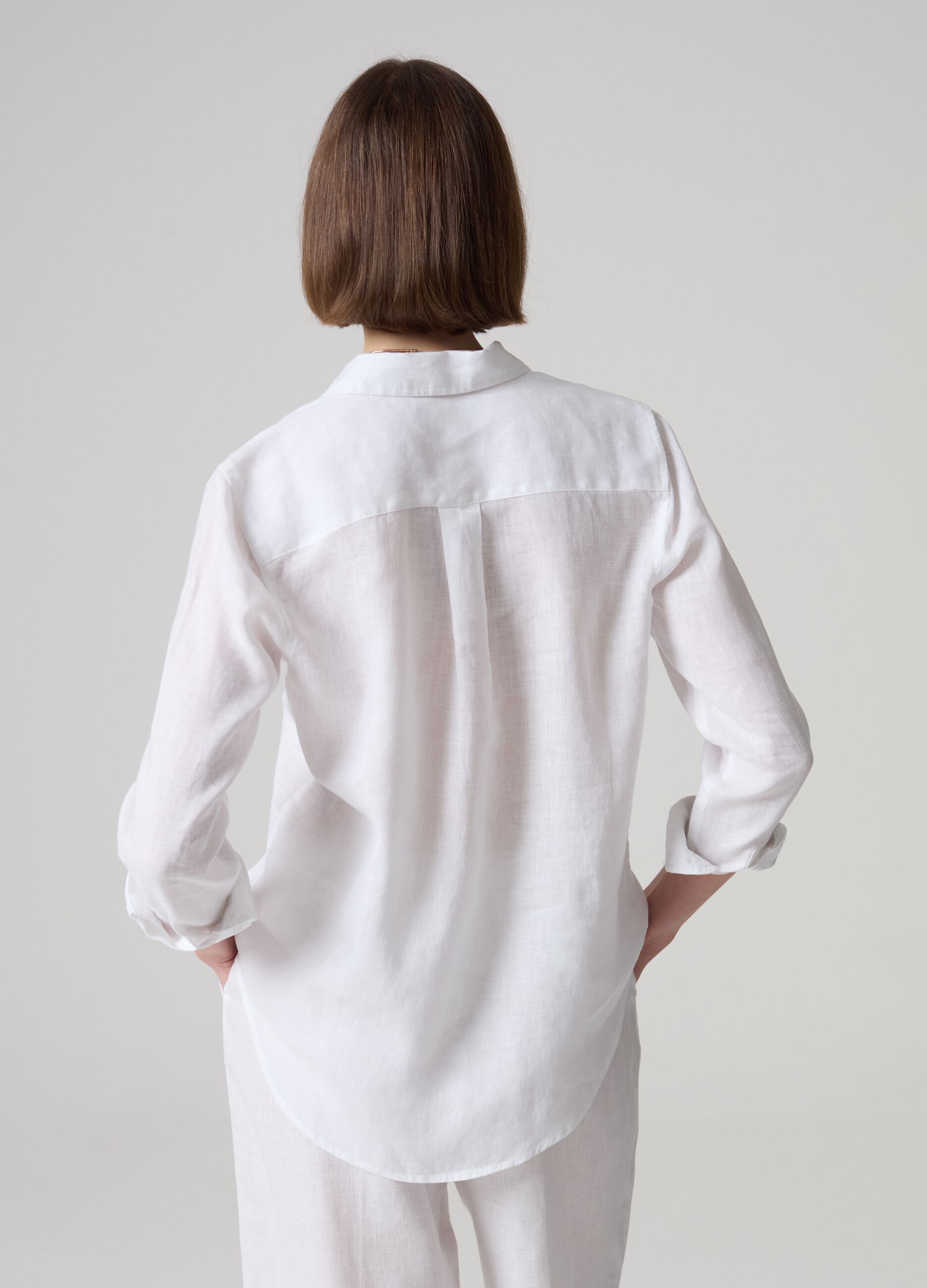 Relaxed-fit shirt in solid colour linen_2