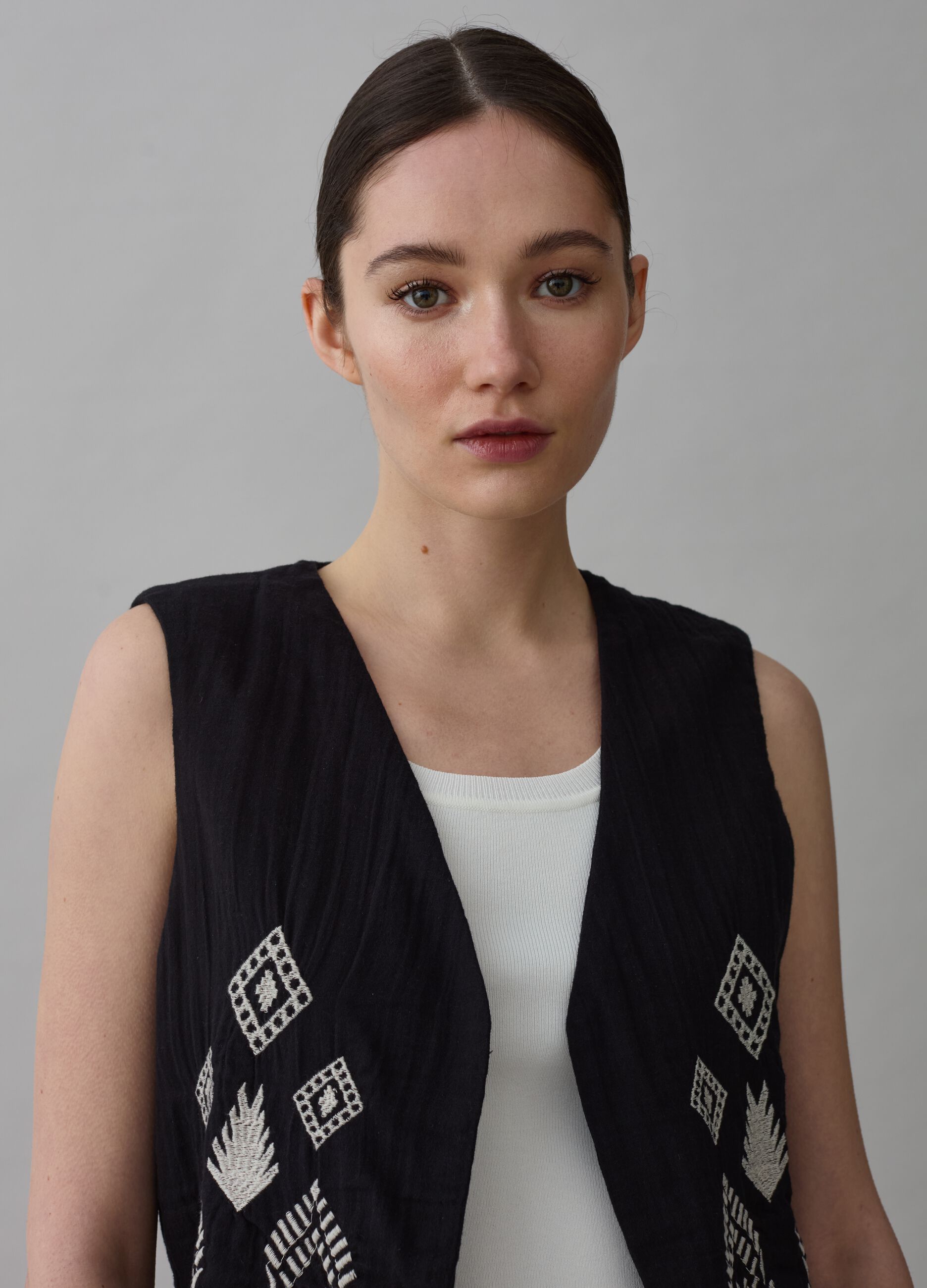 Open gilet with ethnic embroidery_1