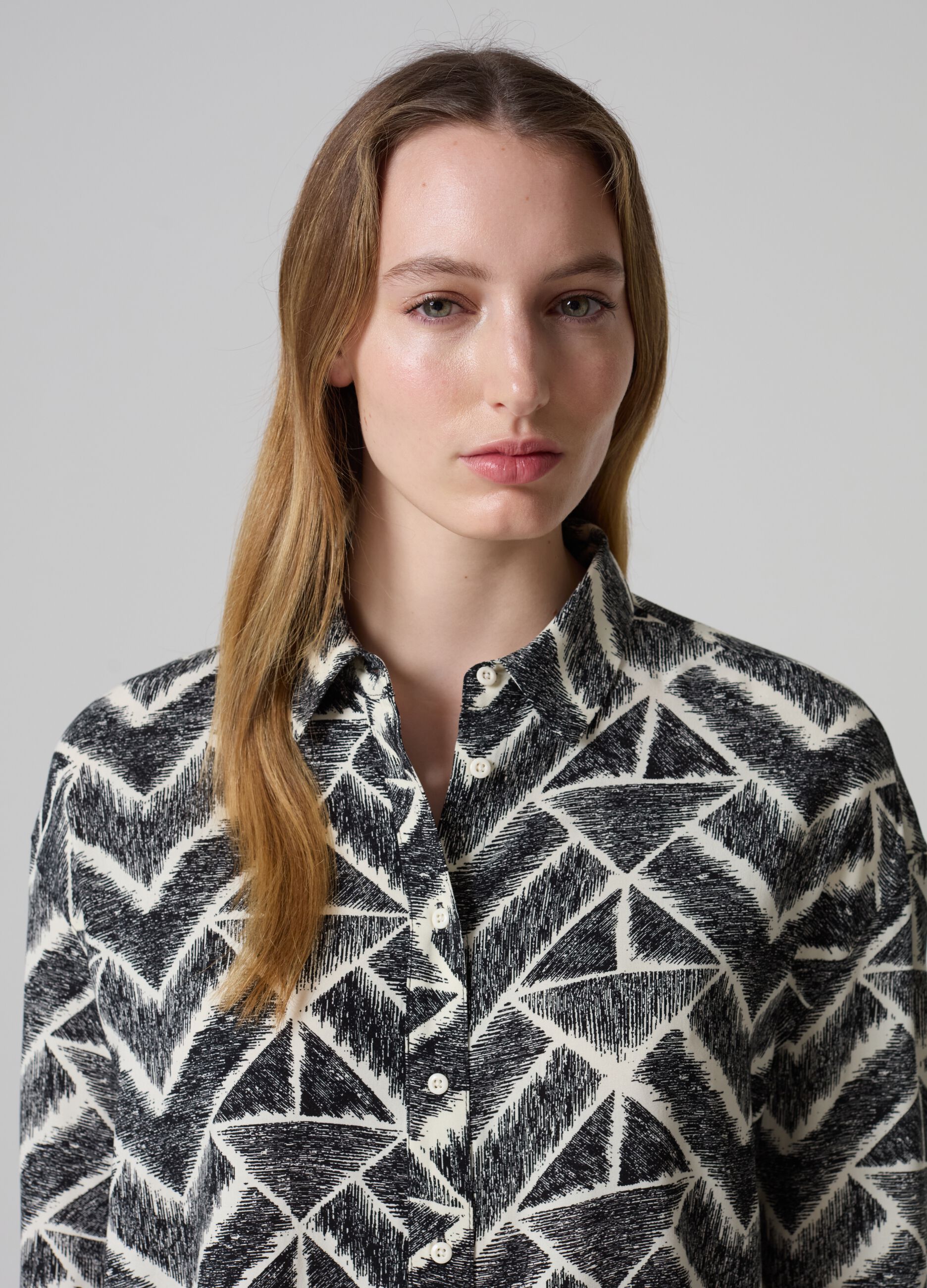 Viscose shirt with geometric motif_1