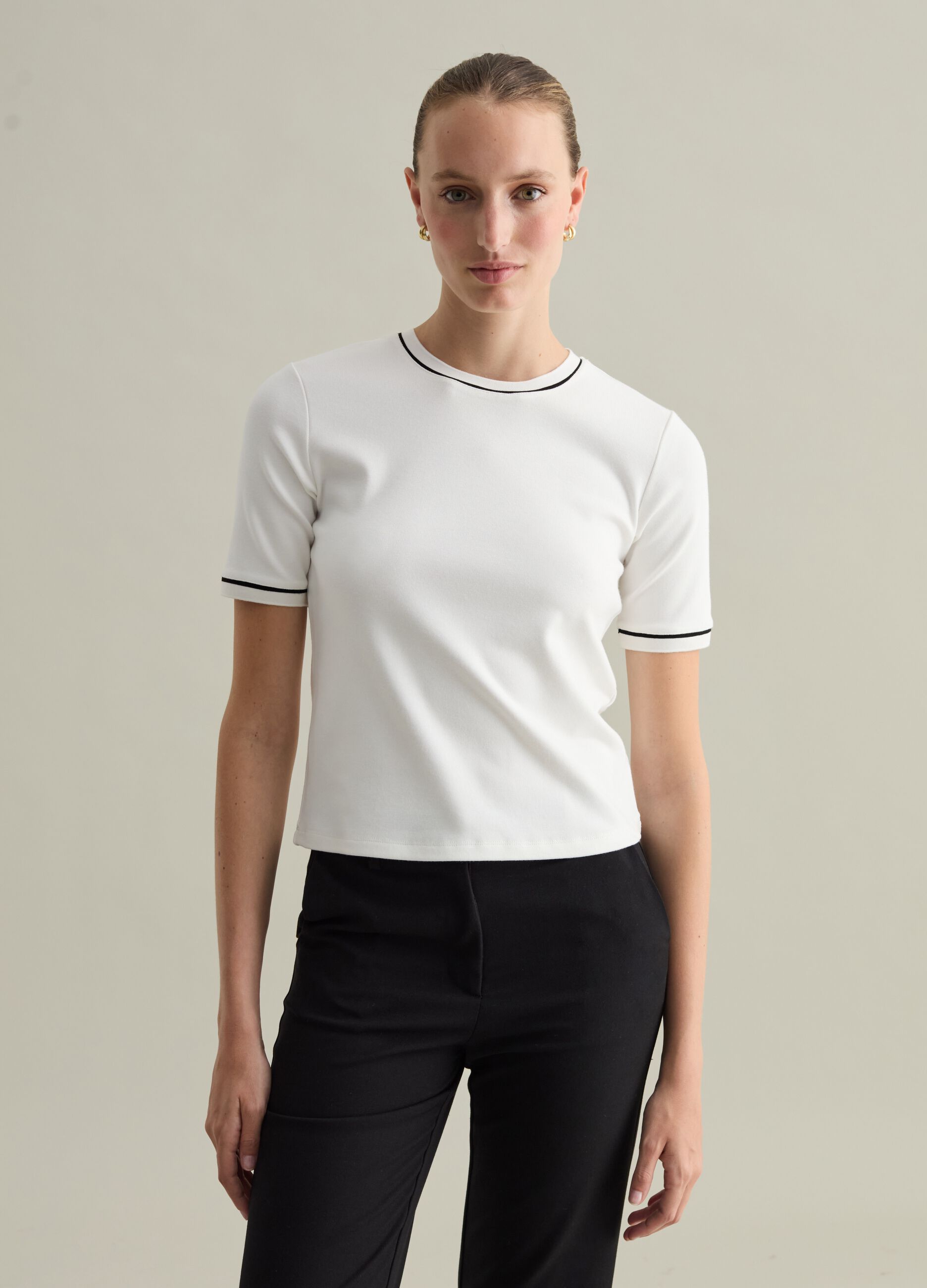 Contemporary T-shirt with contrasting piping_2