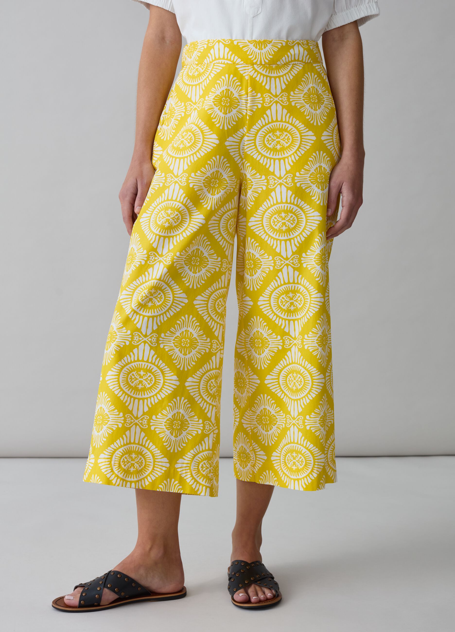 Wide-leg trousers with ethnic pattern