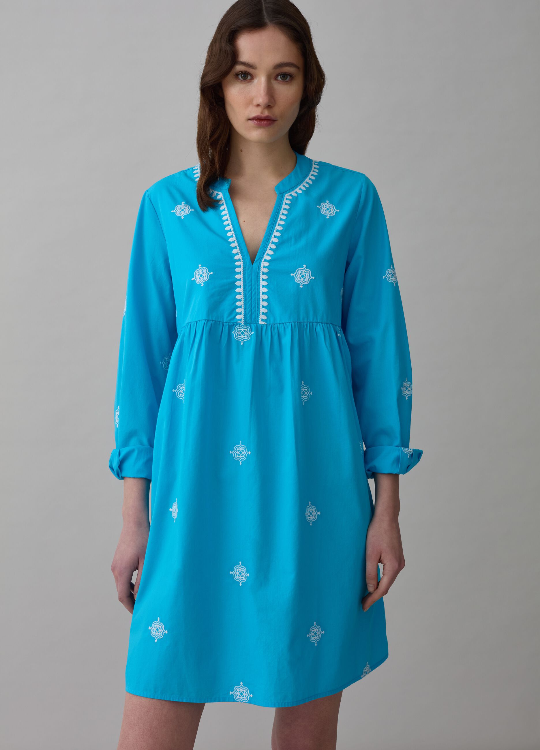 Vestido corto de algodón con bordados étnicos_0