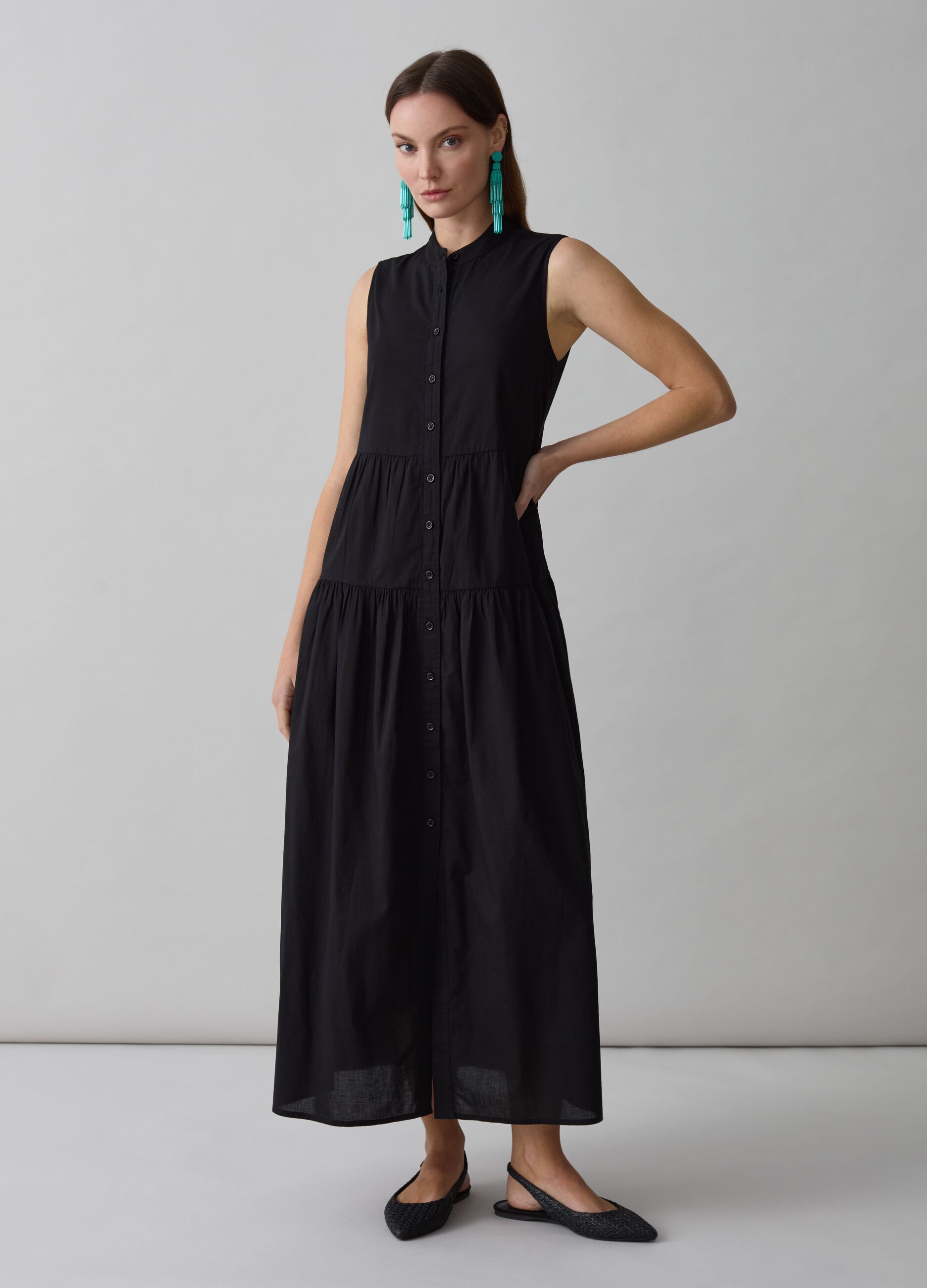 Long sleeveless dress with Mandarin collar