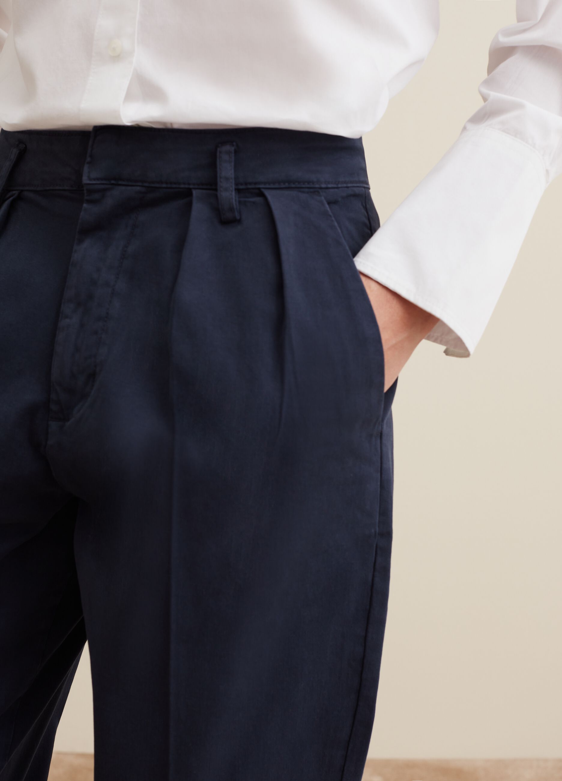 Cropped chino trousers with darts_3