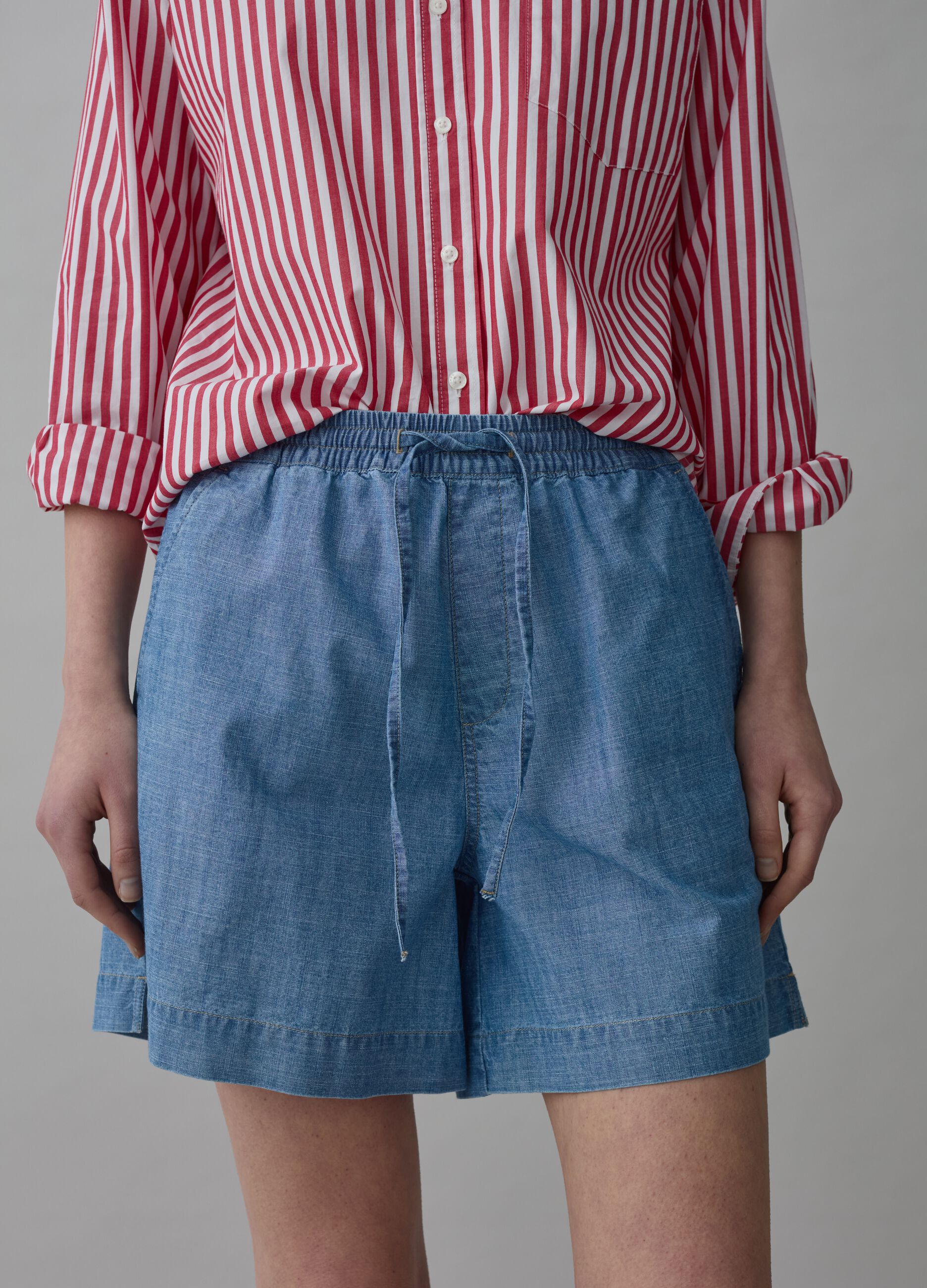 Fluid denim shorts with pockets