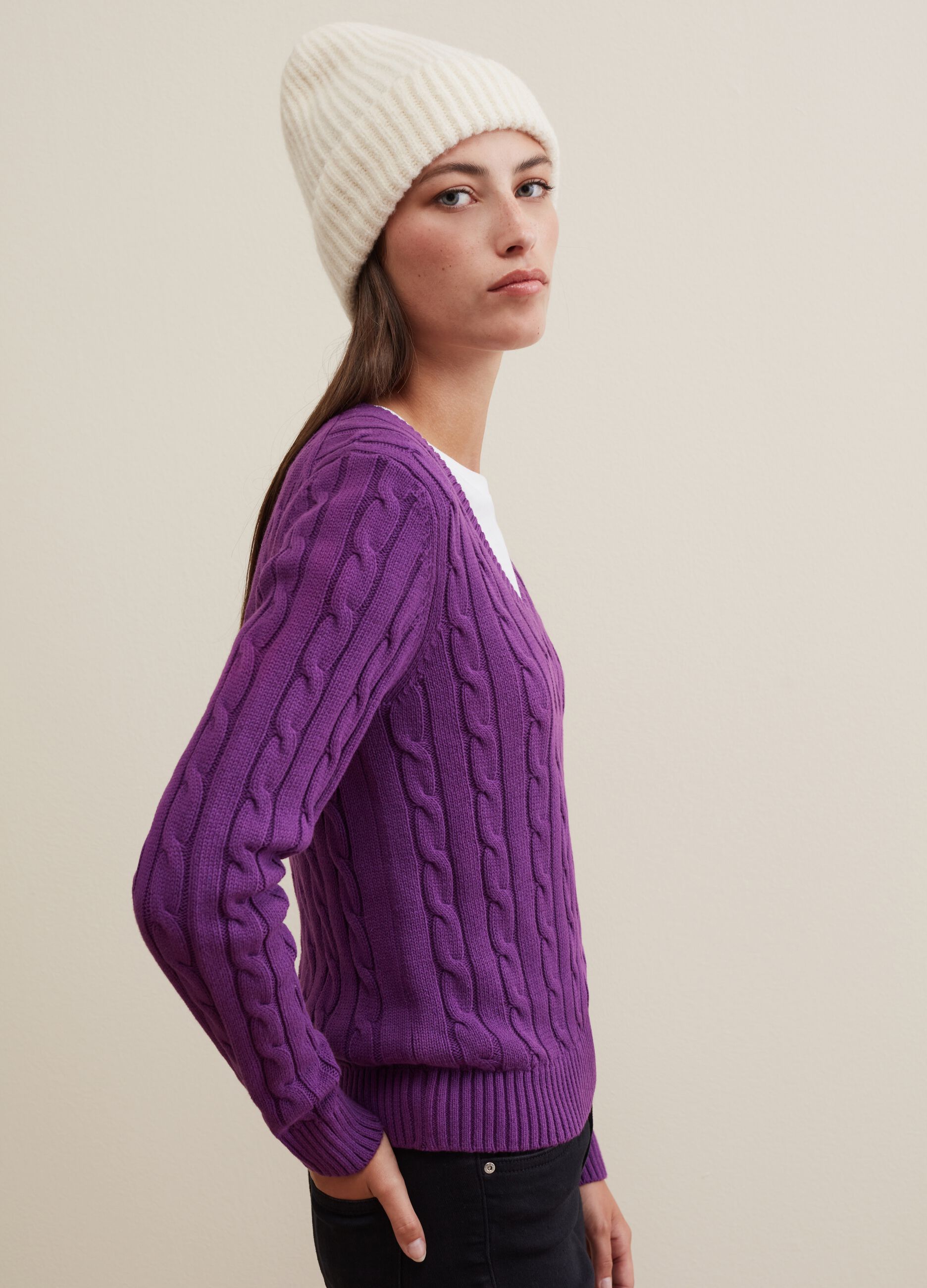 Pullover with cable design and V neck_3