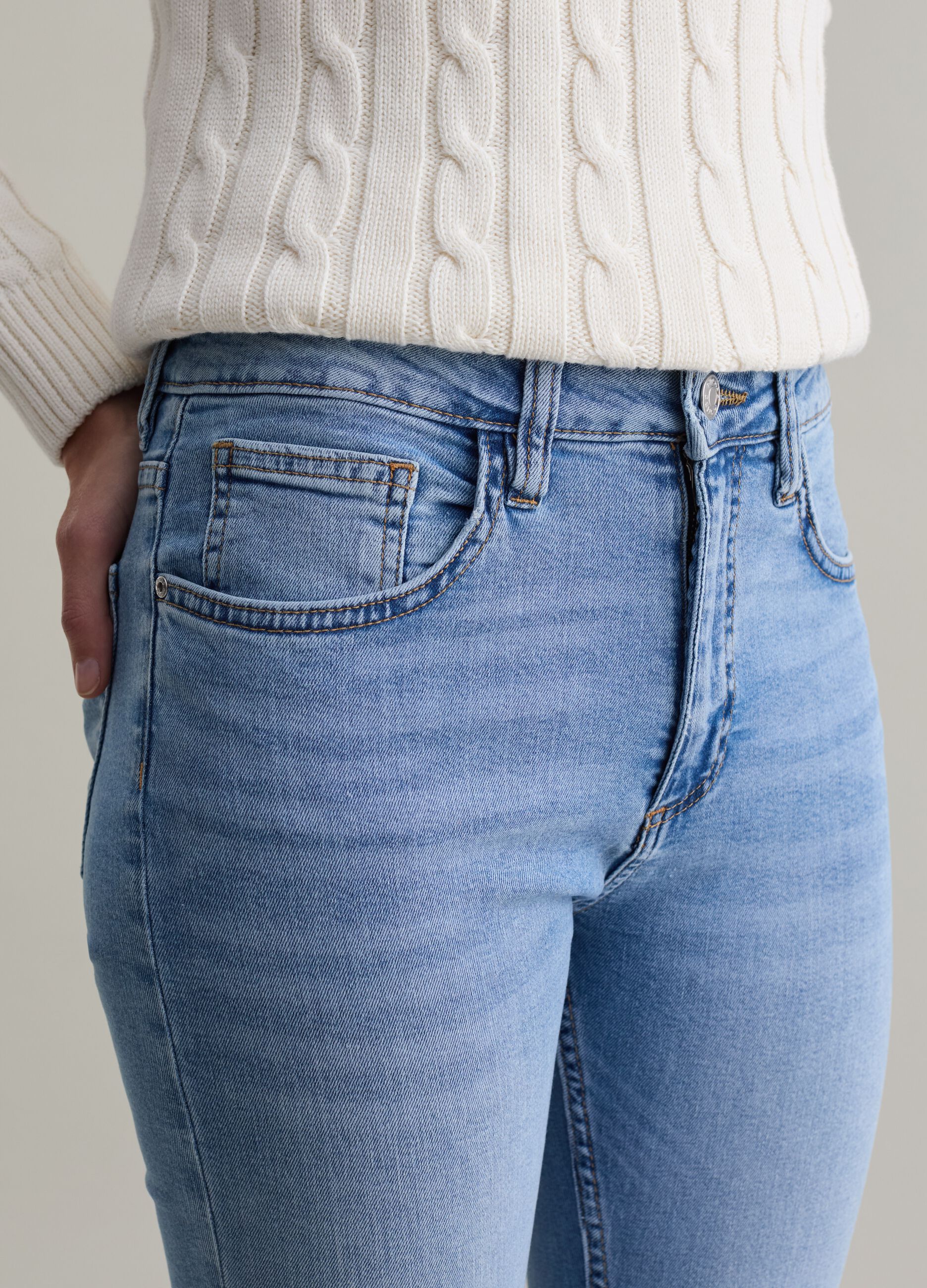 Flare-fit crop jeans with raw edging_3