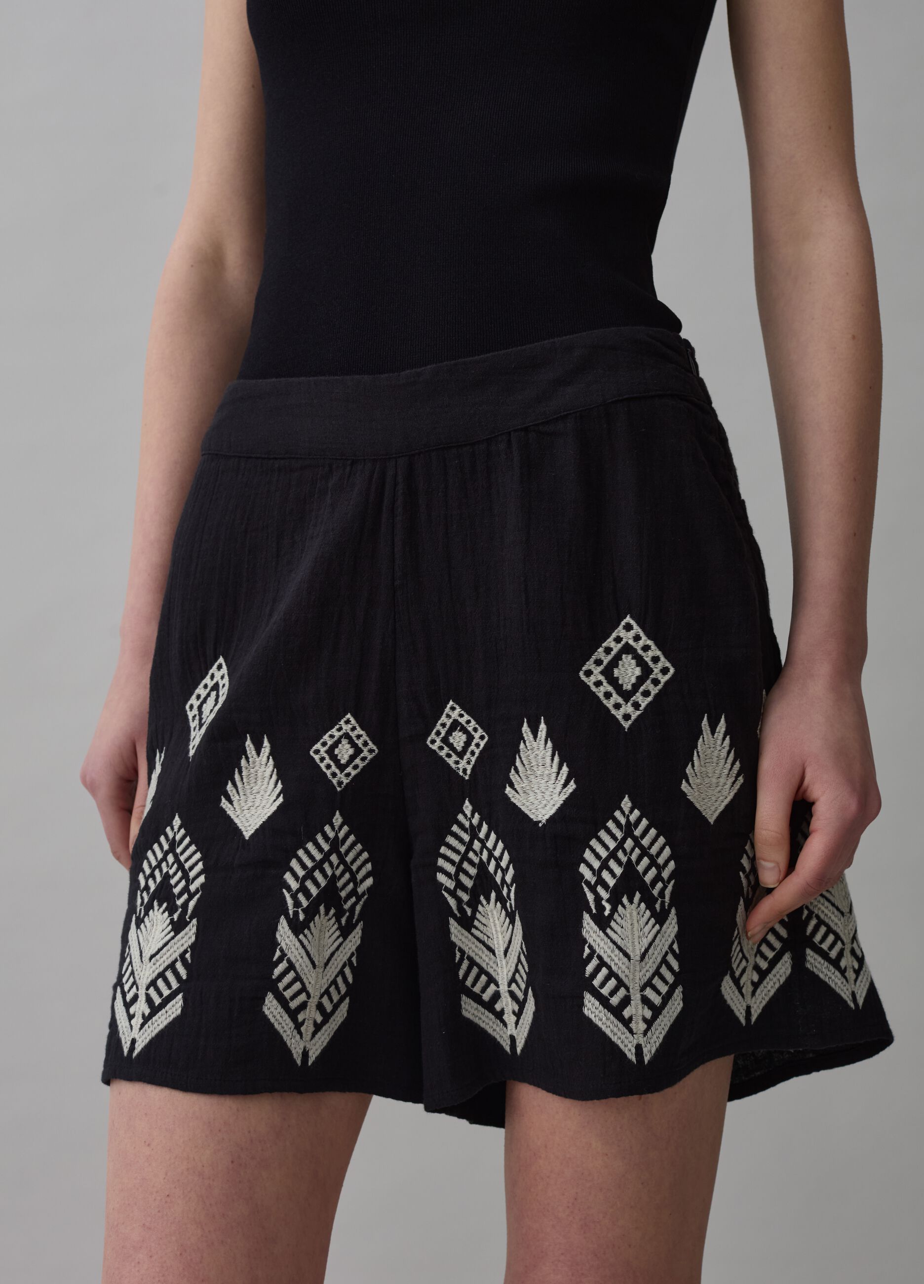 Gauze shorts with ethnic embroidery_1