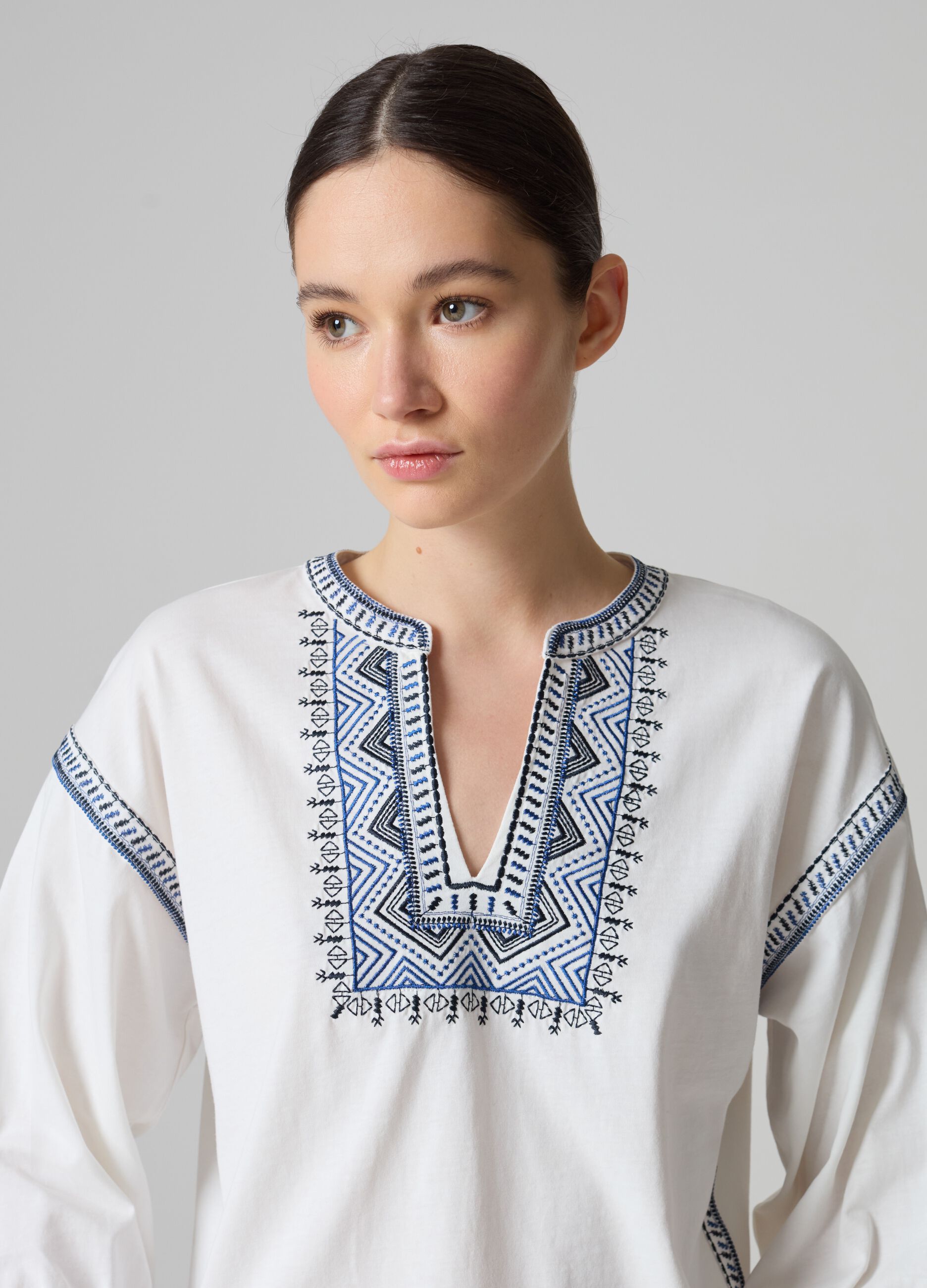 Cotton T-shirt with ethnic embroidery_1