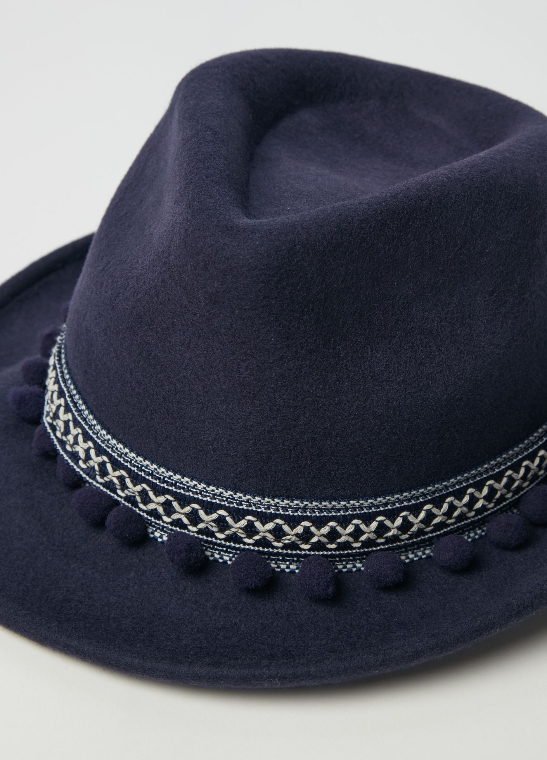 Felt hat with ethnic edging_2