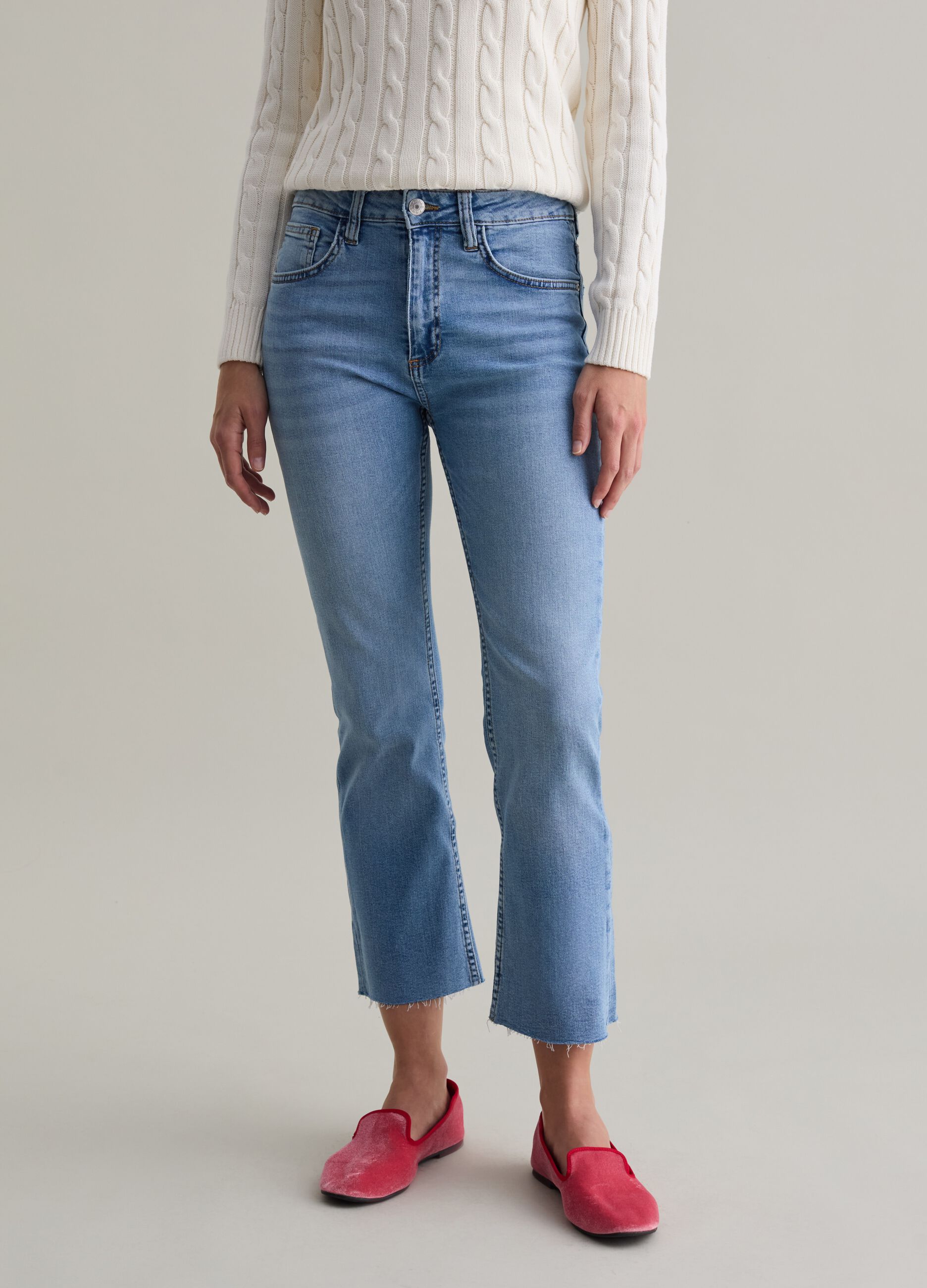 Flare-fit crop jeans with raw edging_1