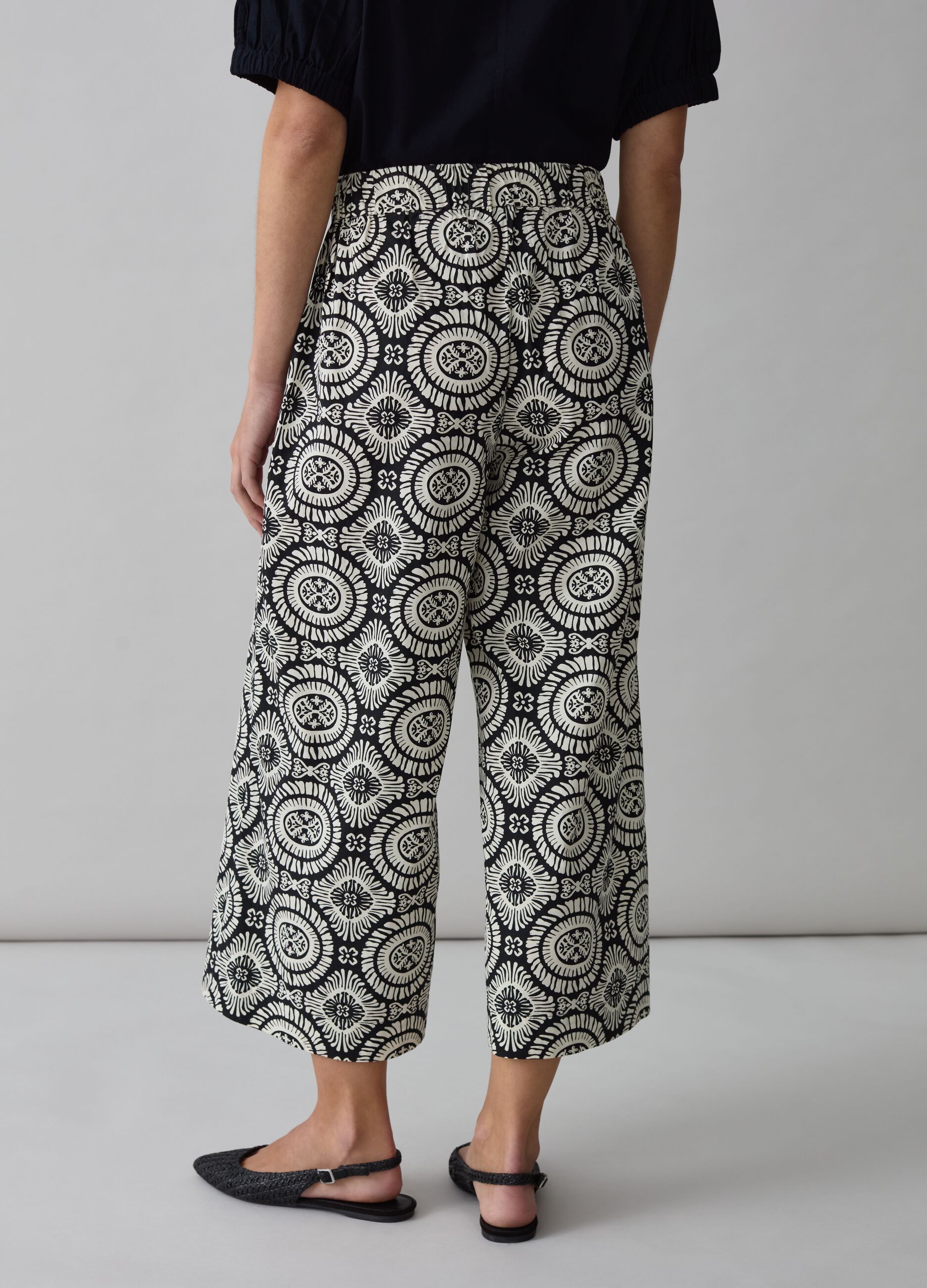 Wide-leg trousers with ethnic pattern_2