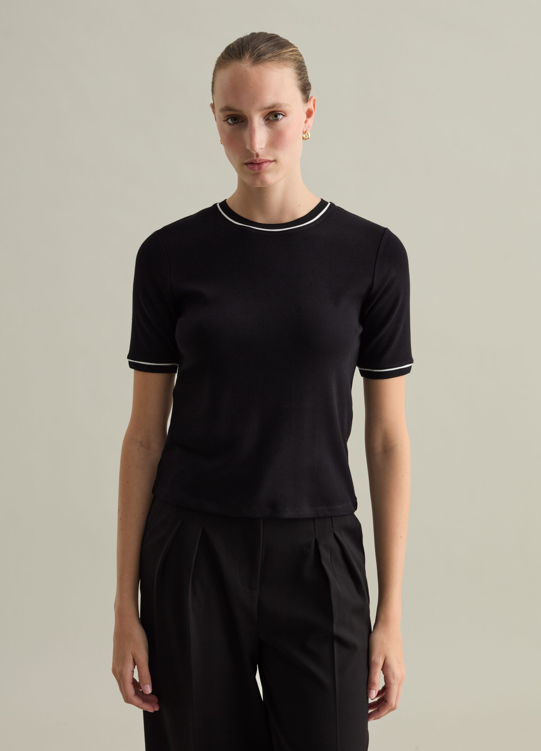 Contemporary T-shirt with contrasting piping_1