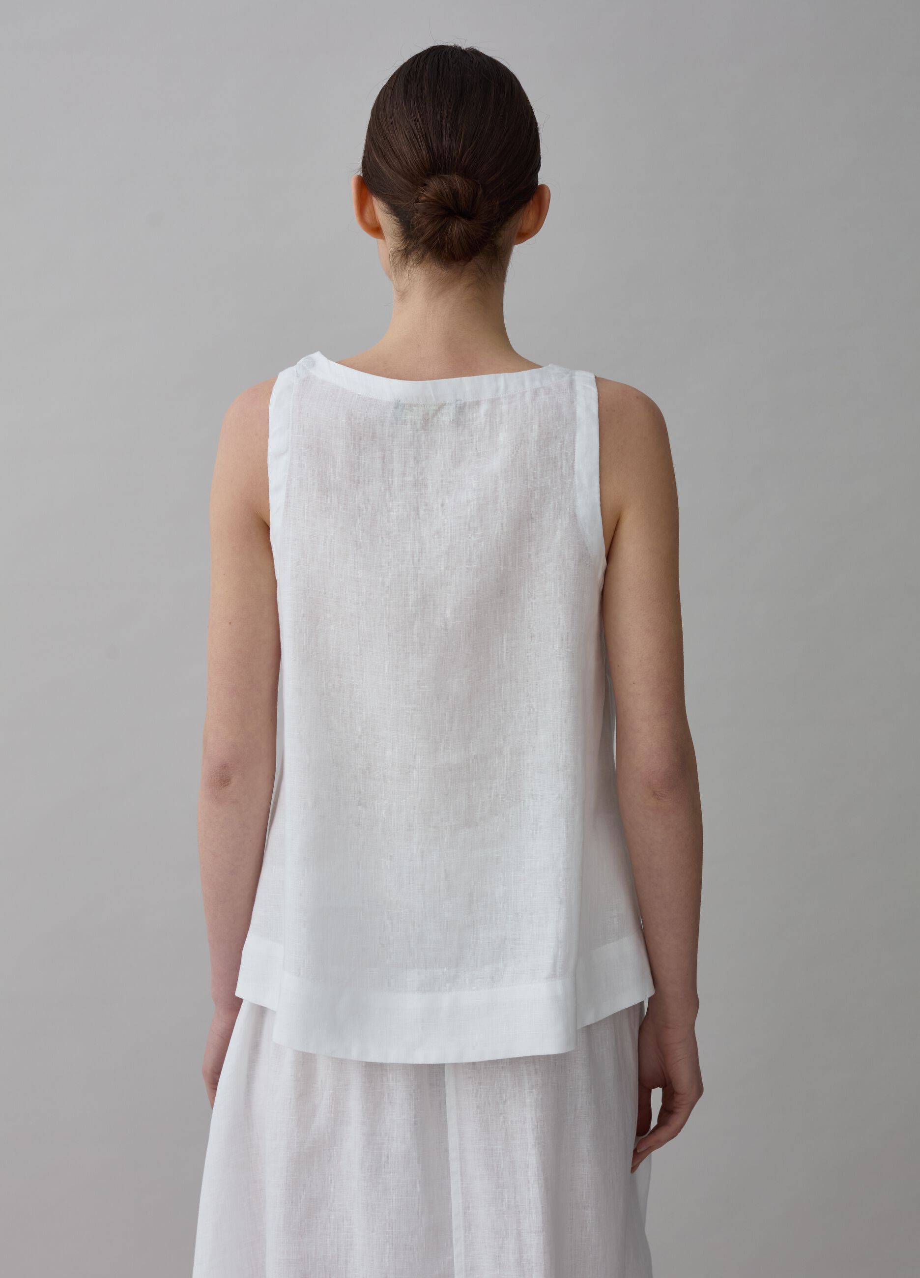 Sleeveless blouse in linen with V neck_2