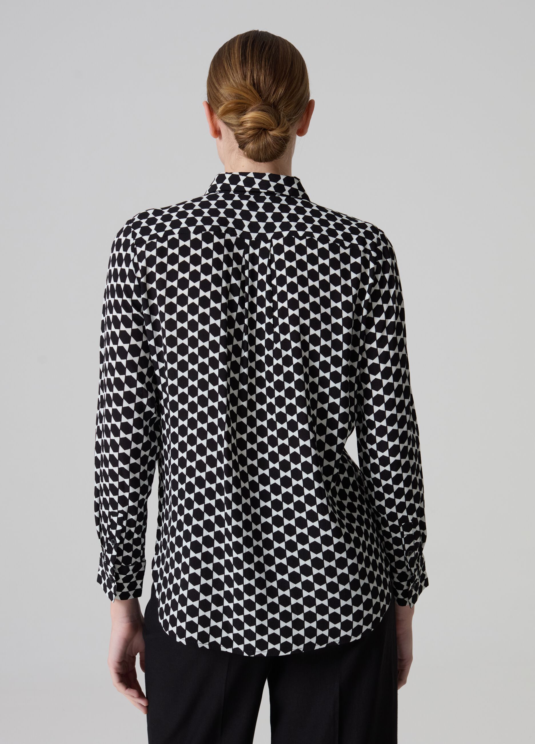 Contemporary shirt with geometric print_2