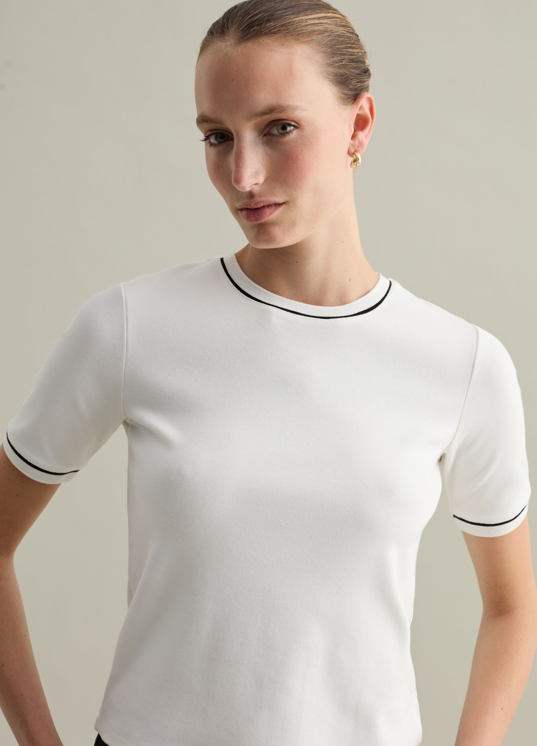 Contemporary T-shirt with contrasting piping_0