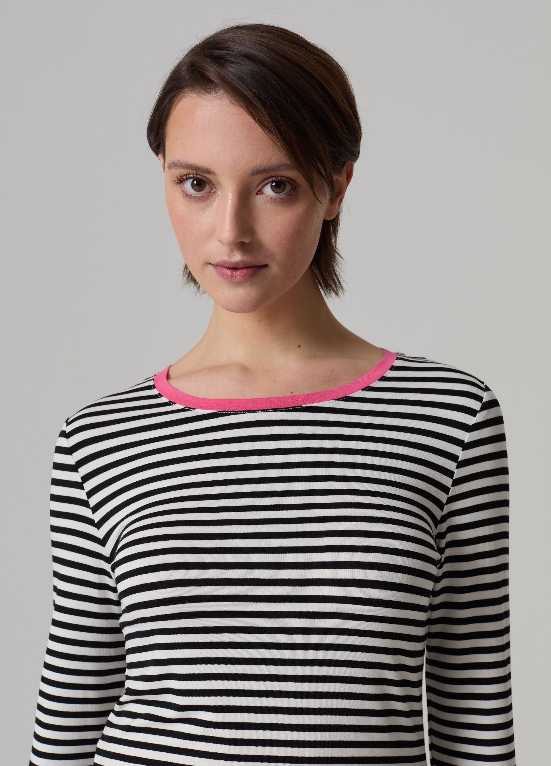 Striped T-shirt with contrasting edging_0