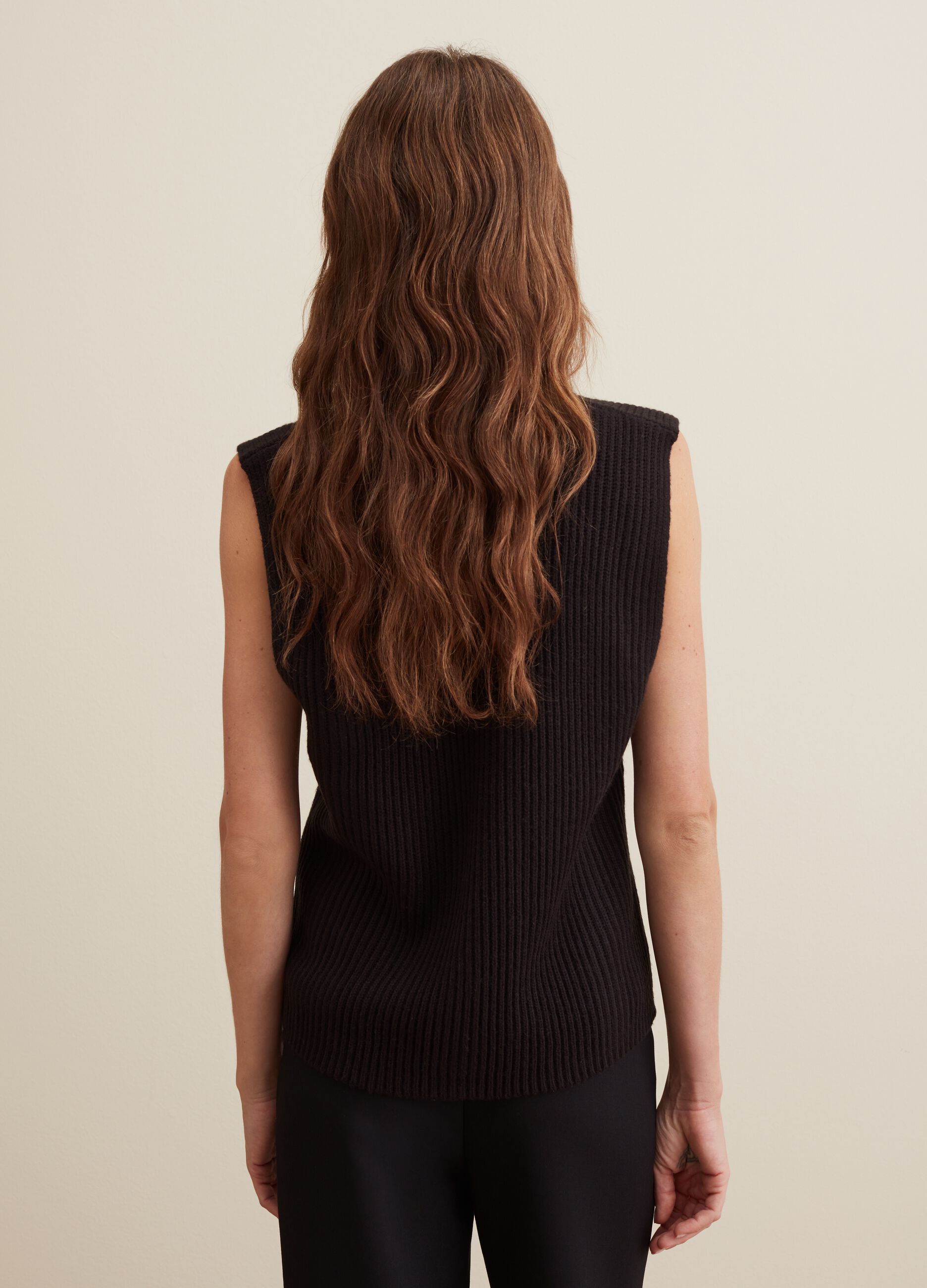 Closed gilet with ribbed design