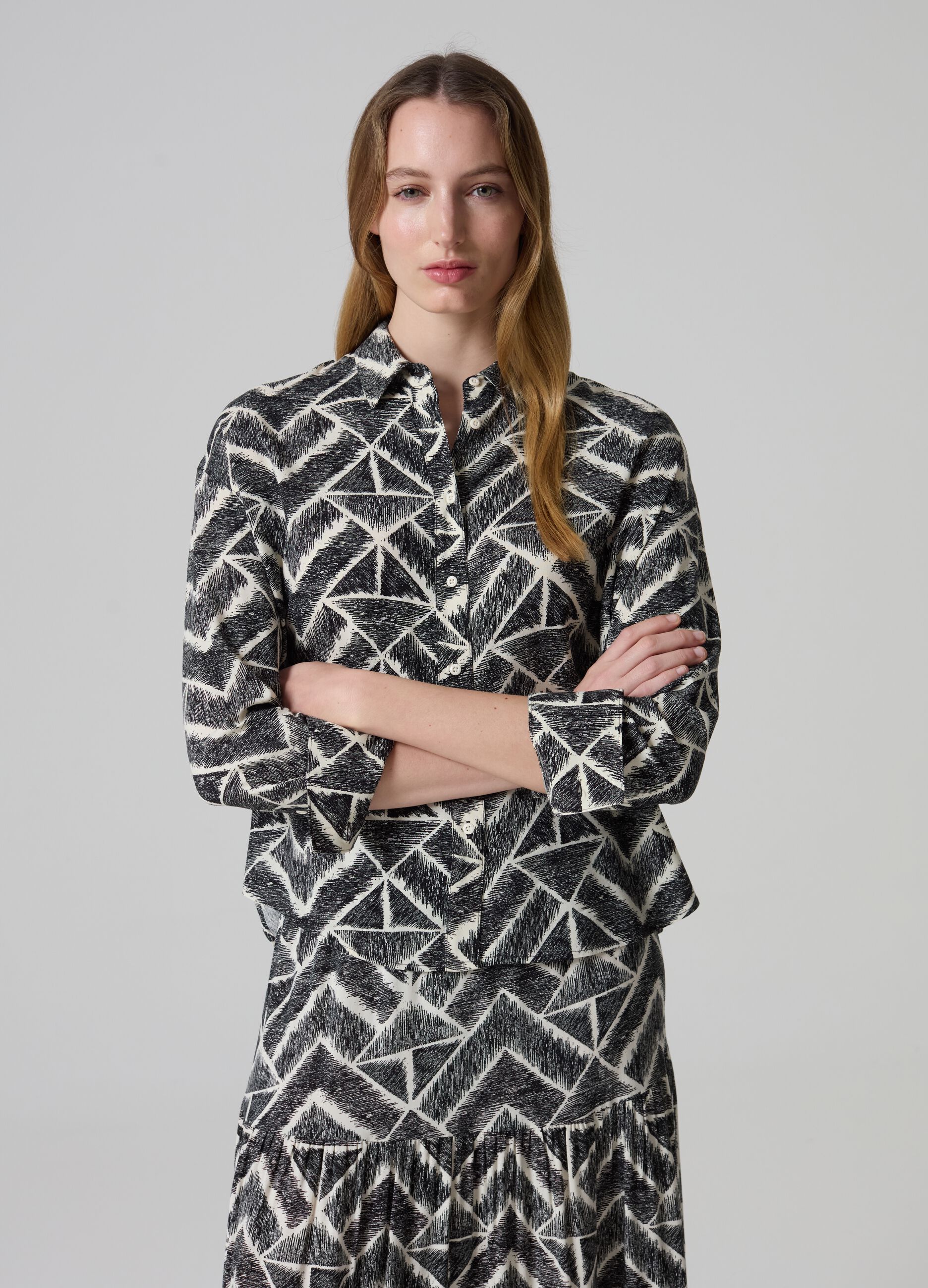 Viscose shirt with geometric motif_0