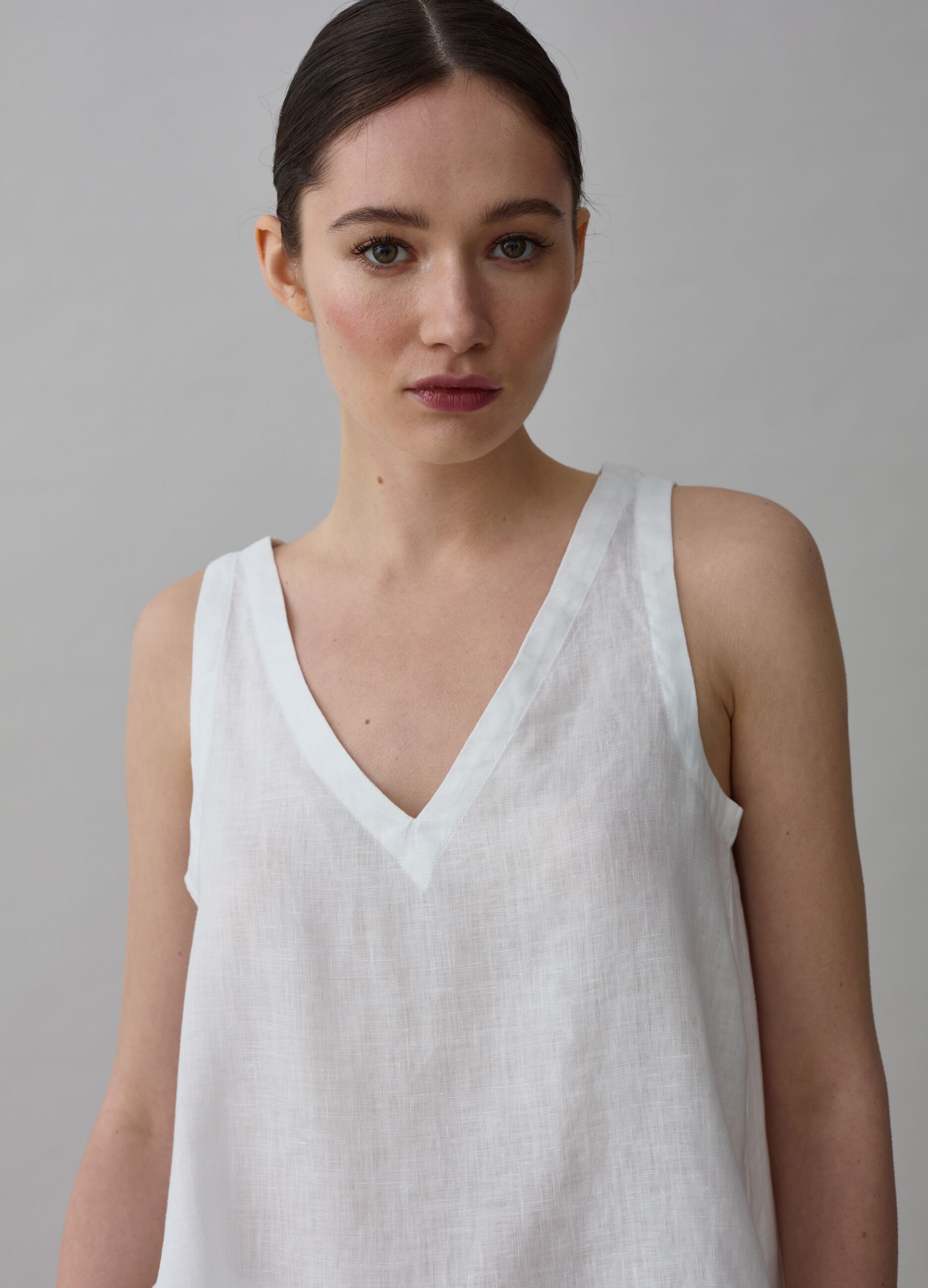 Sleeveless blouse in linen with V neck_1