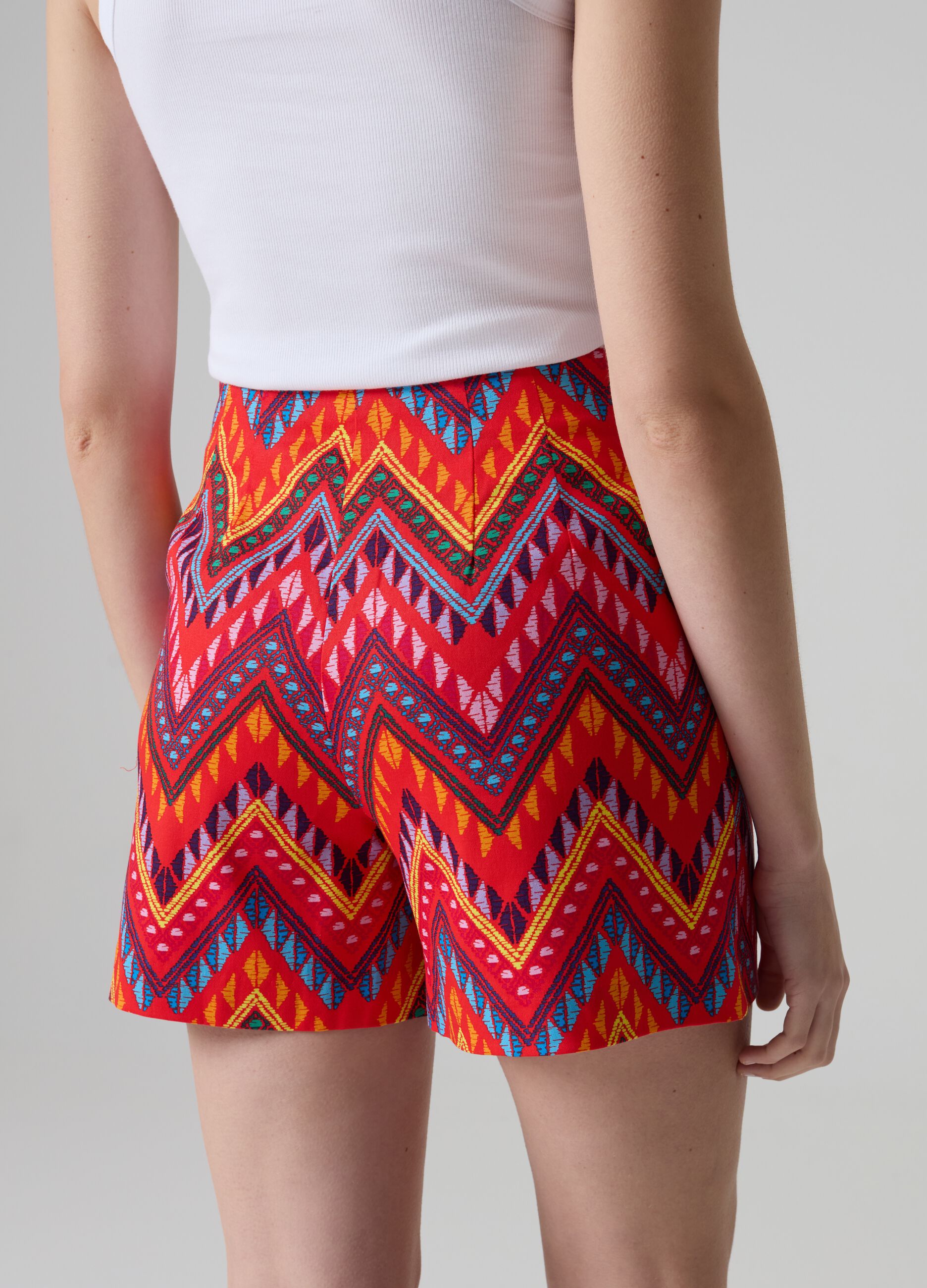 Shorts in multicoloured ethnic print_2