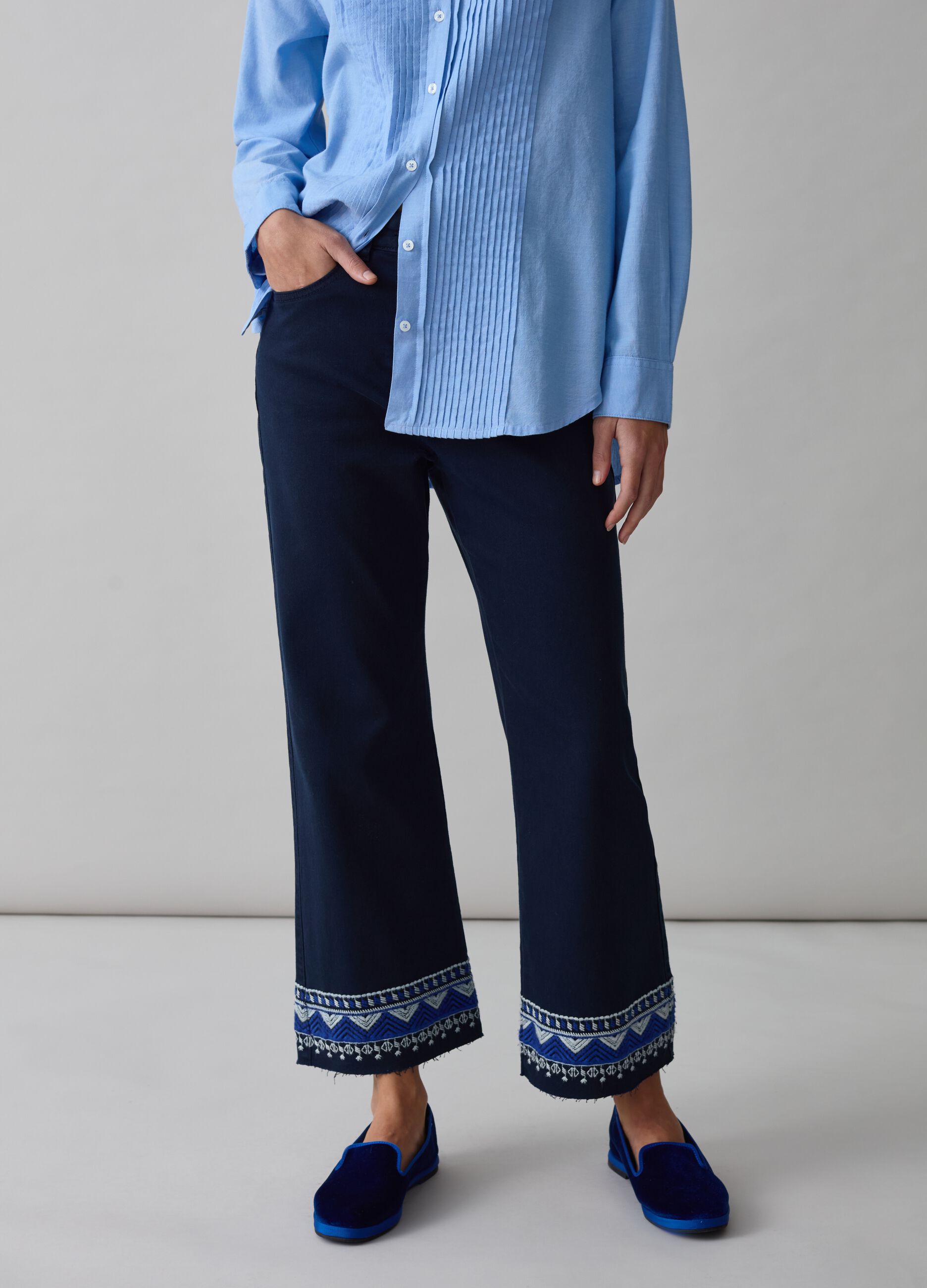 Wide-leg jeans with ethnic embroidery