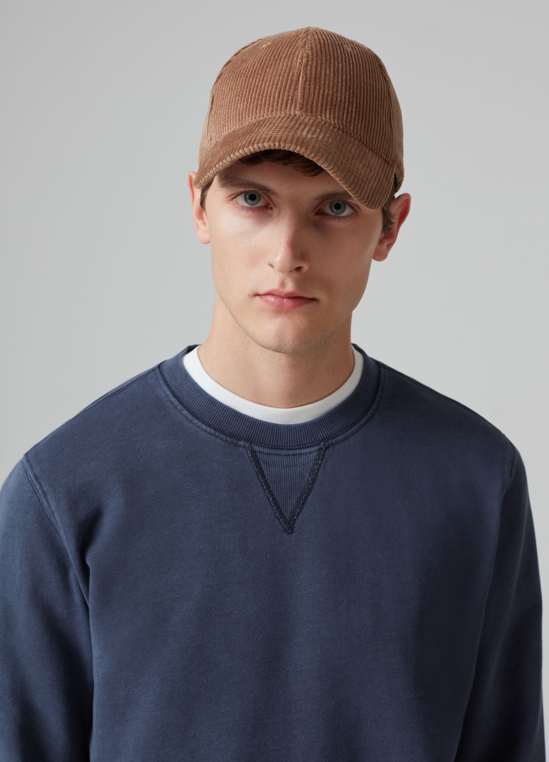 Sweatshirt with round neck and V detail_1