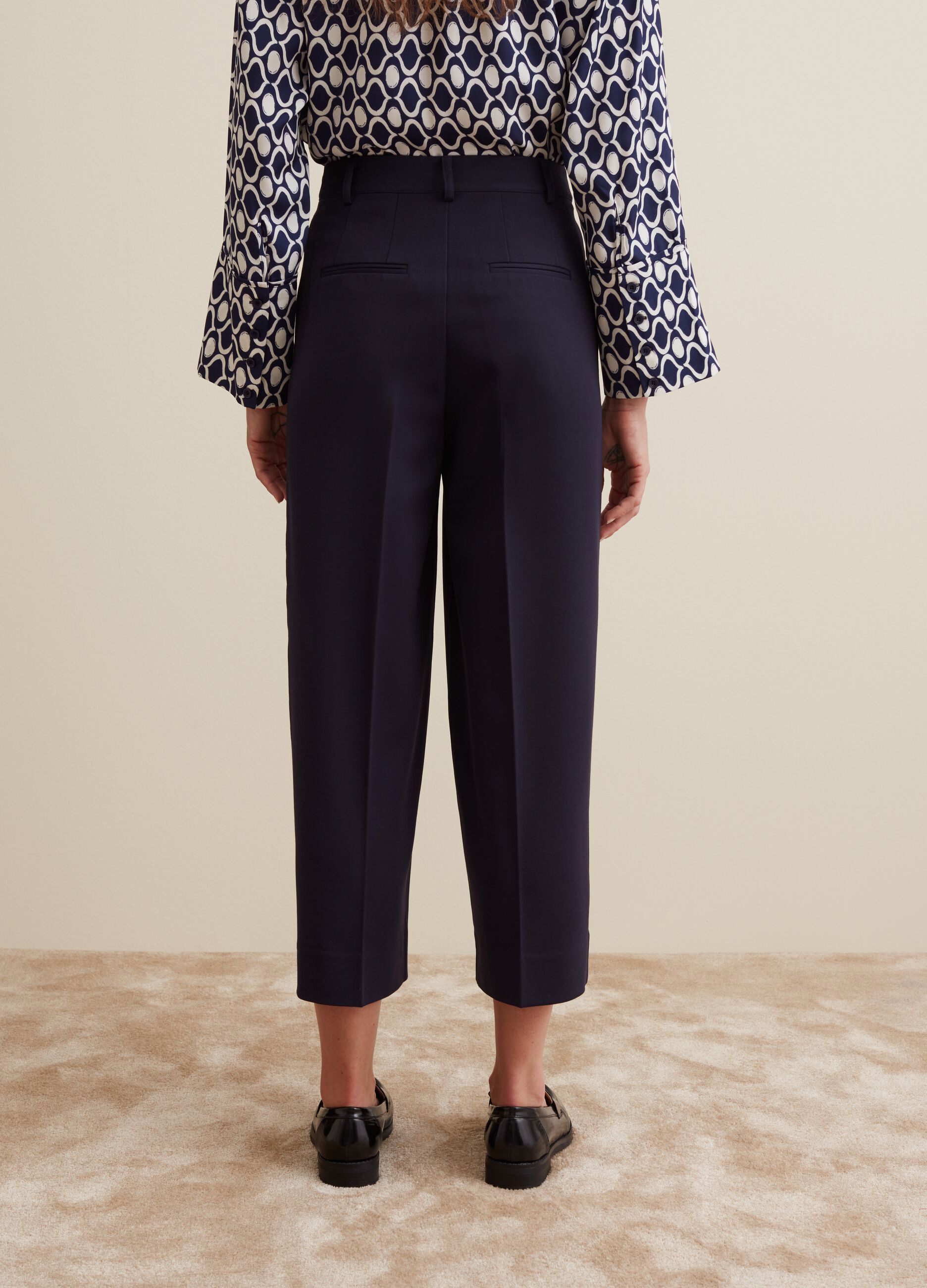 Wide-leg trousers with darts_2