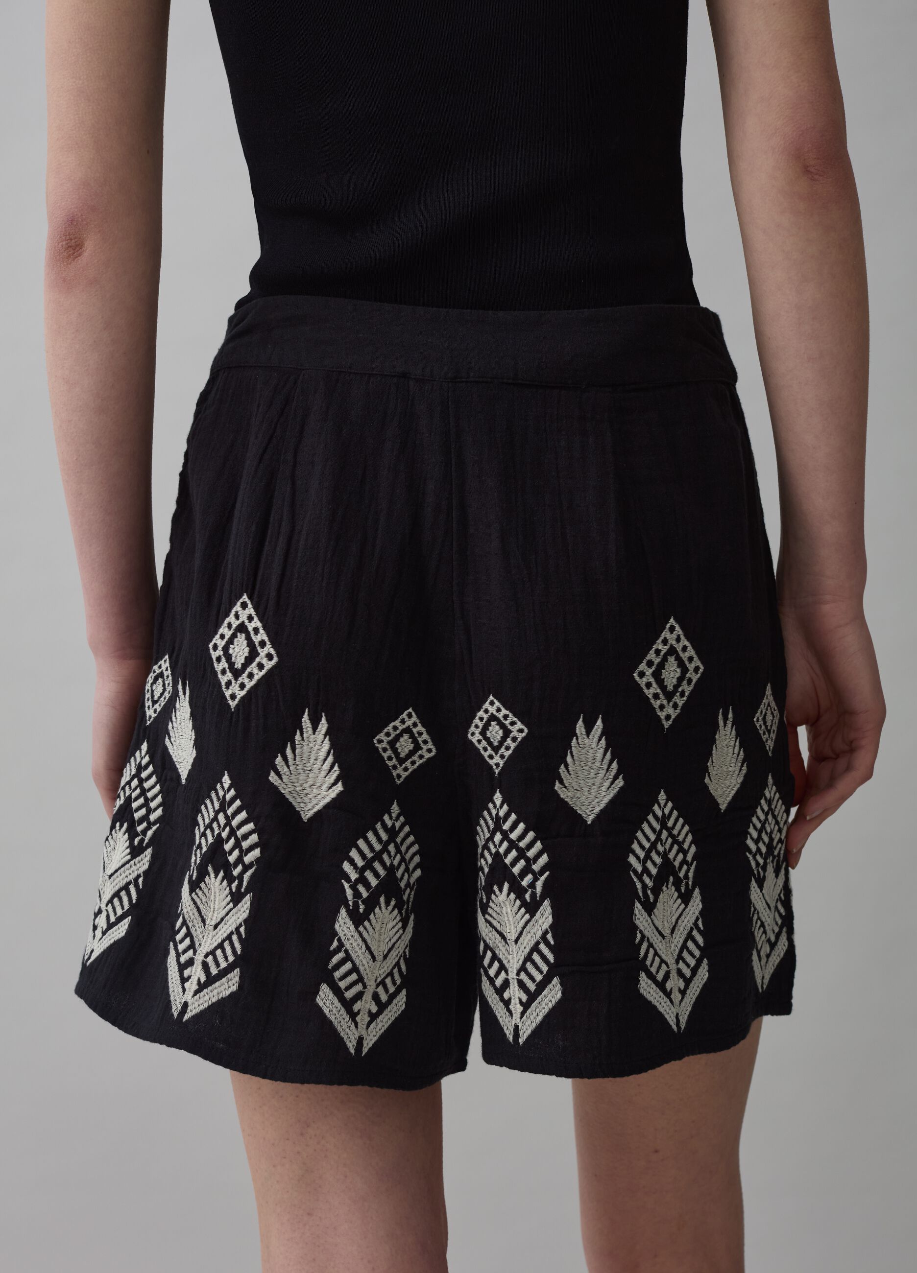 Gauze shorts with ethnic embroidery_2