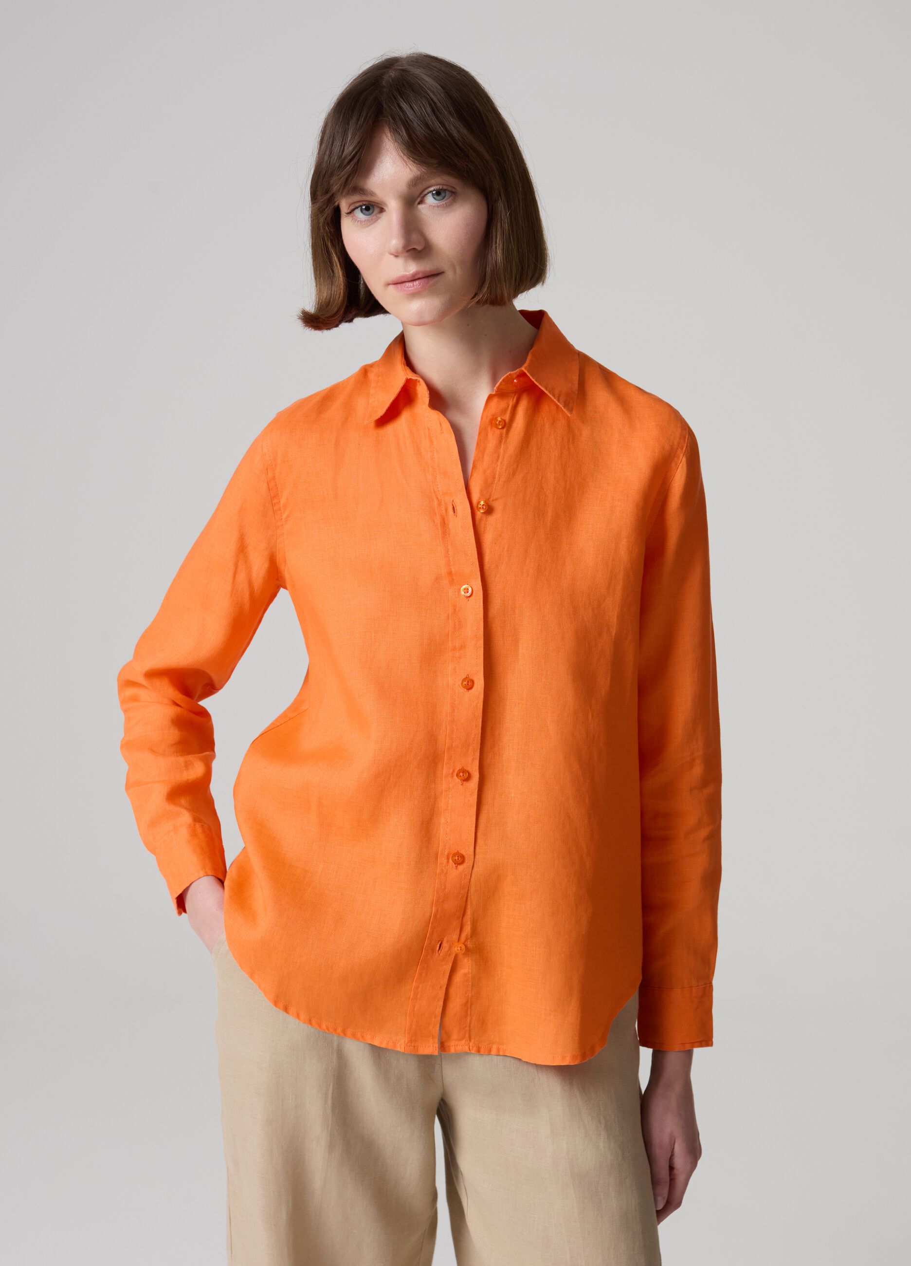 Relaxed-fit shirt in solid colour linen_0