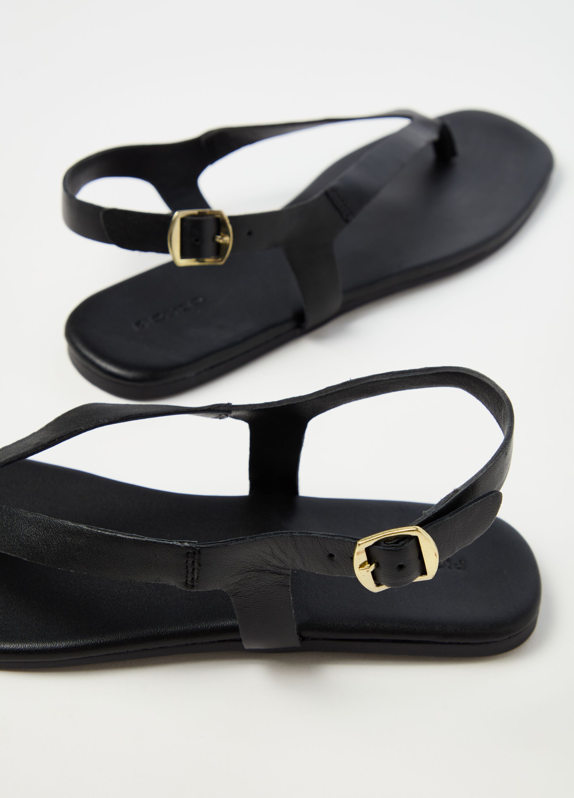 Contemporary thong sandals in leather_1