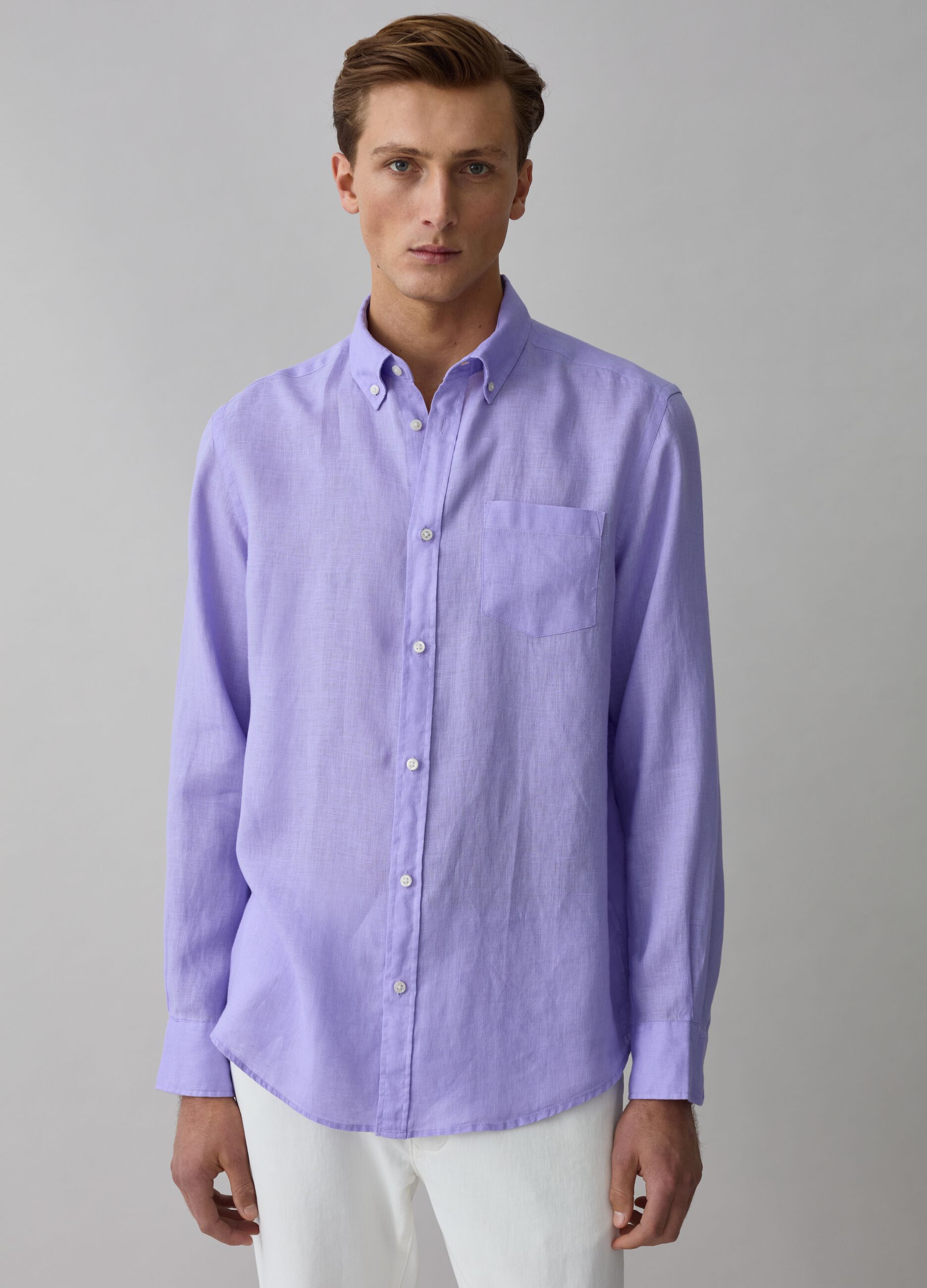 Camisa regular fit de lino cuello abotonado_1