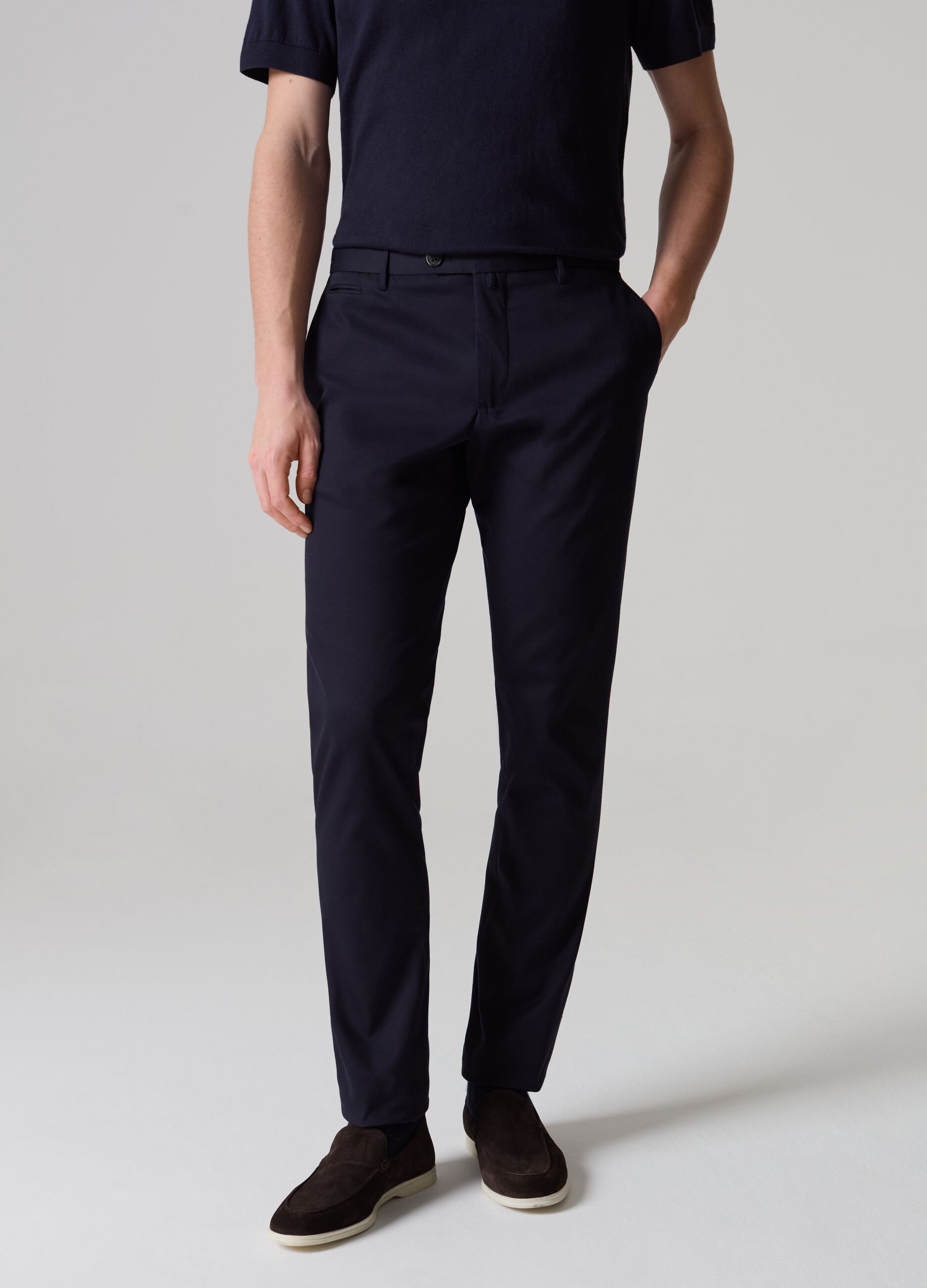 Contemporary chino trousers with five pockets_1