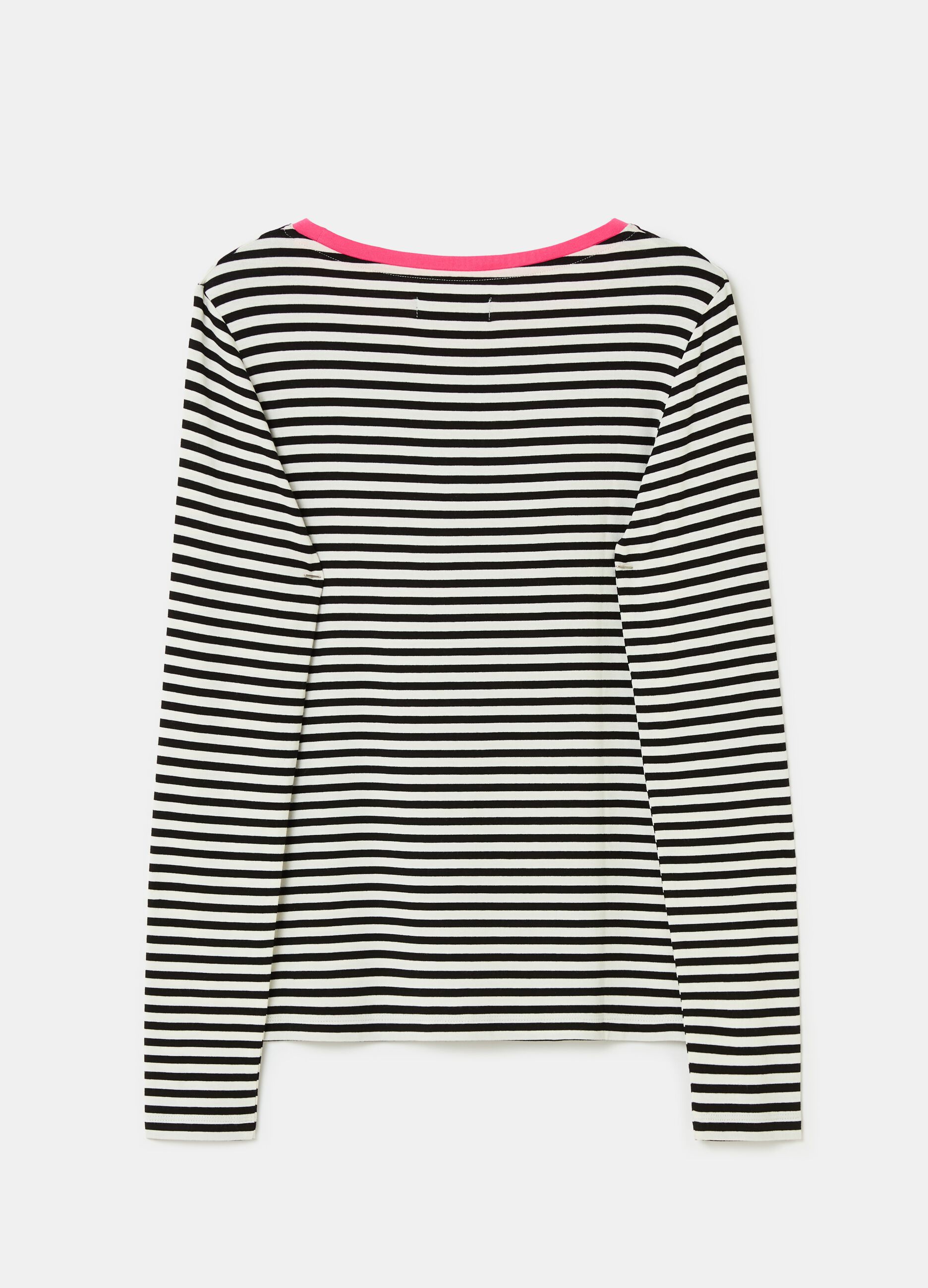 Striped T-shirt with contrasting edging_4