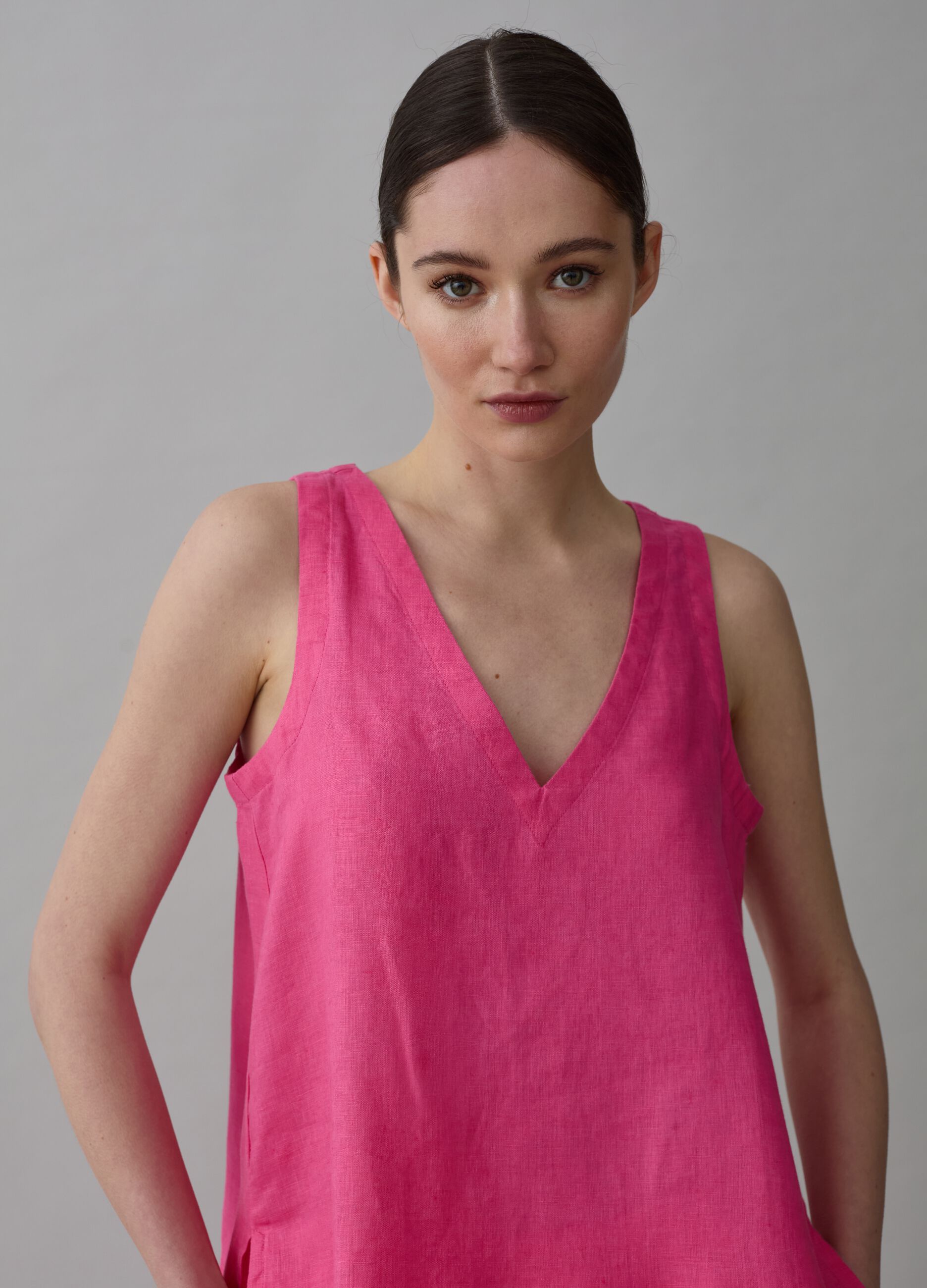 Sleeveless blouse in linen with V neck_2