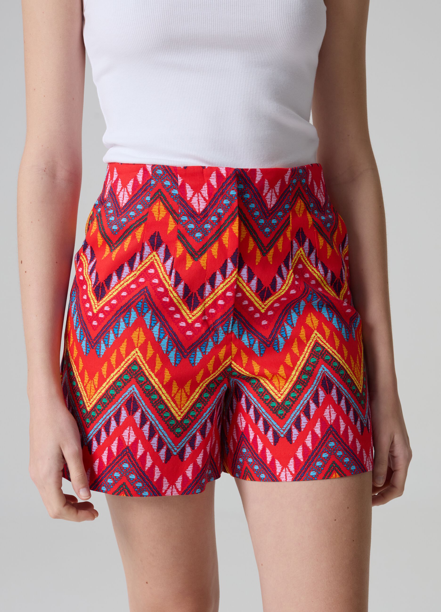 Shorts in multicoloured ethnic print