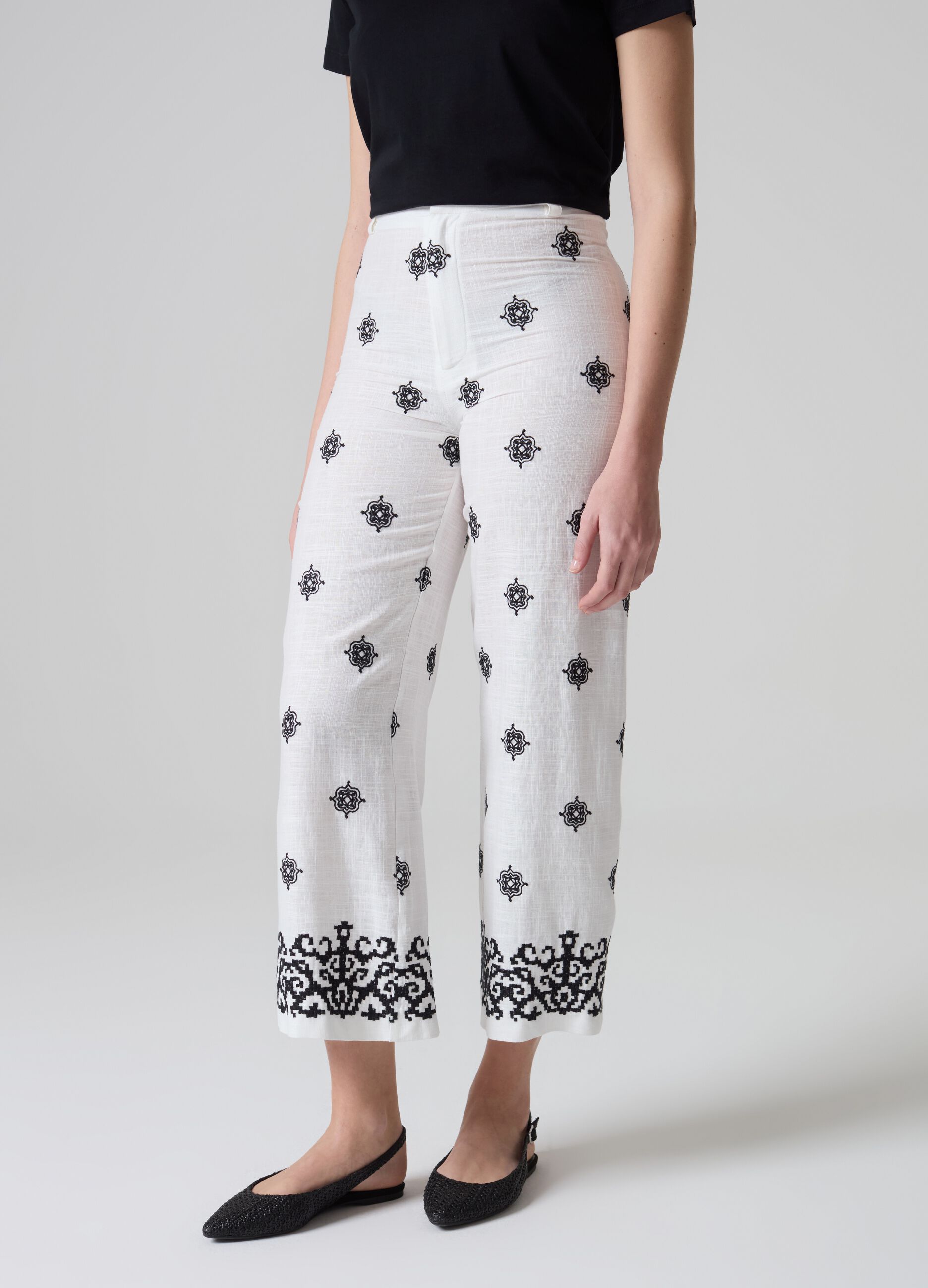 Wide-leg trousers with ethnic embroidery