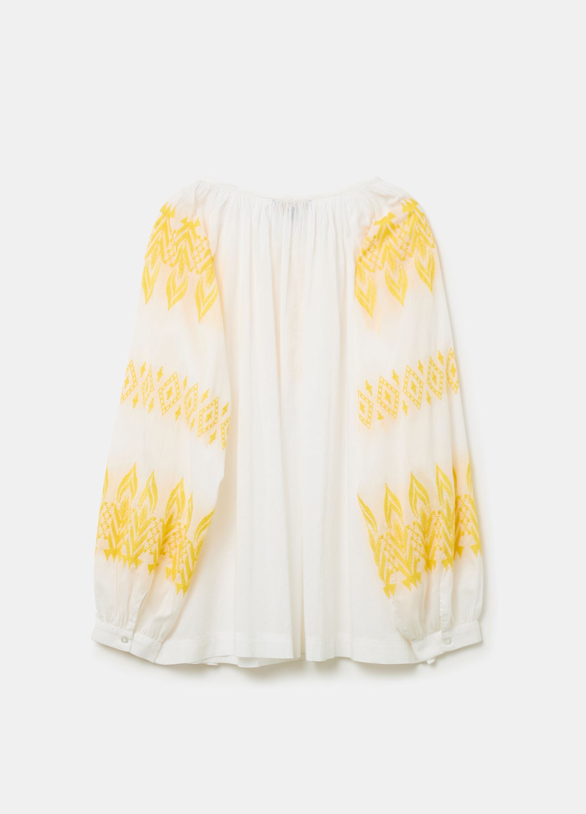 Oversized blouse with ethnic embroidery and tassels_4