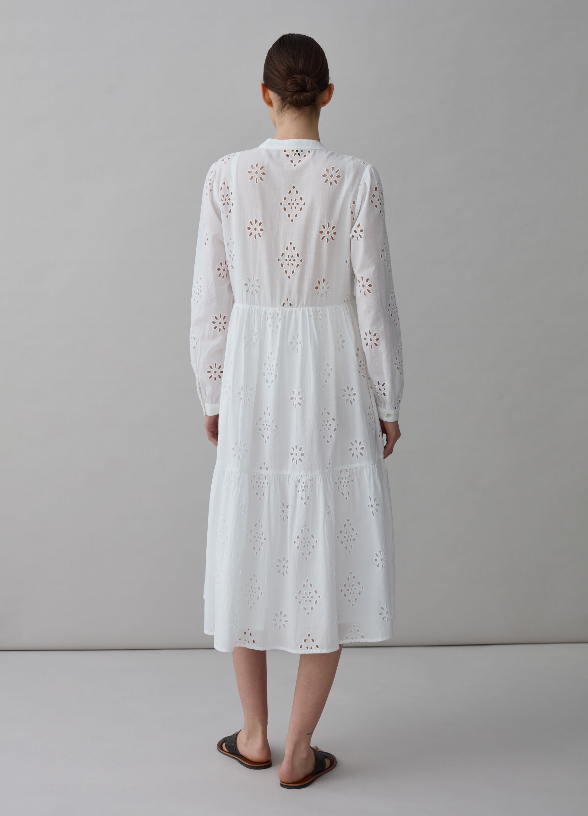 Broderie anglaise dress with V neck_2