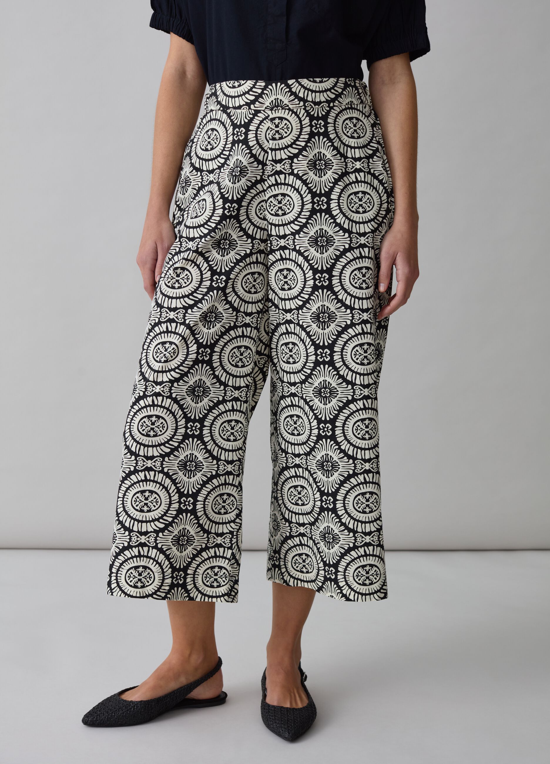 Wide-leg trousers with ethnic pattern