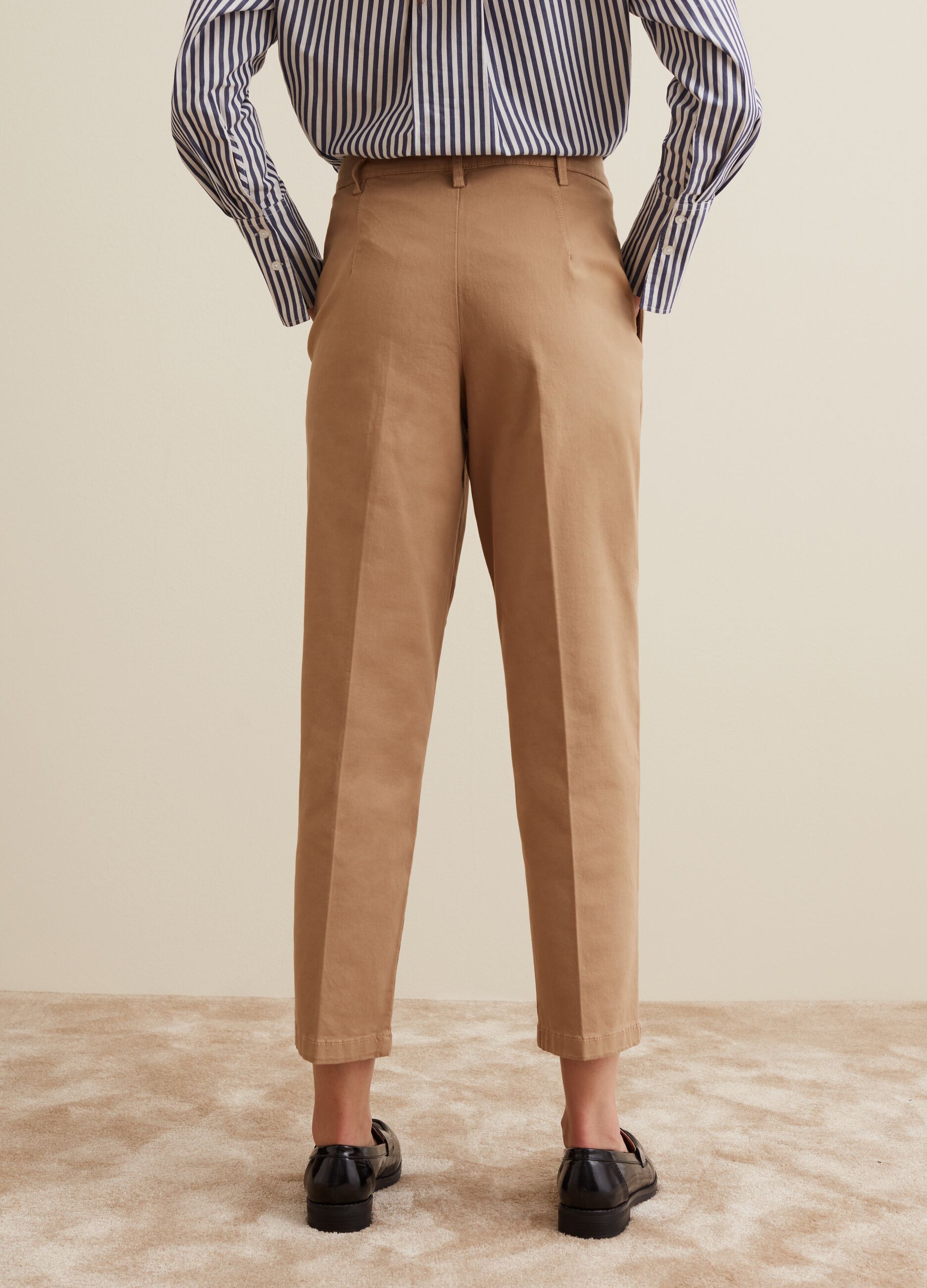 Cropped chino trousers with darts_2